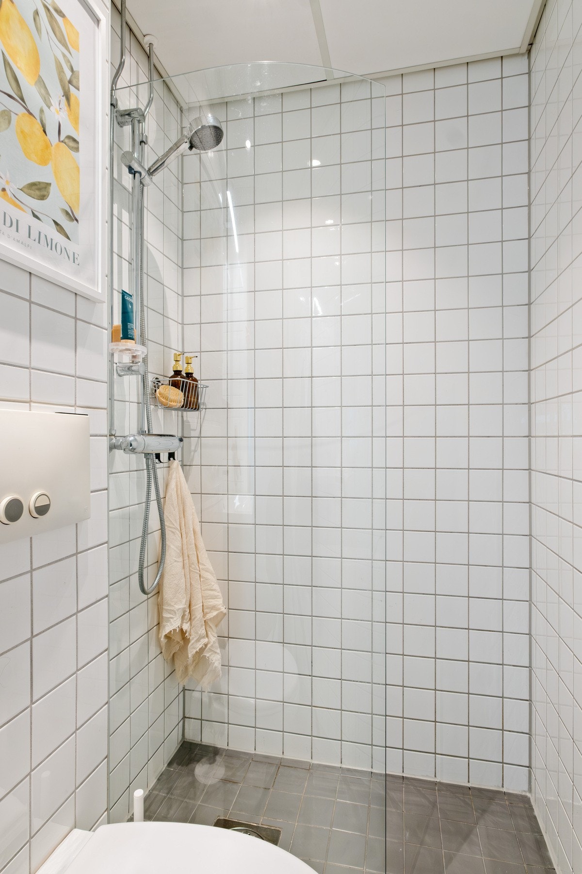 Badet inneholder alt man trenger for en praktisk enkel hverdag. Galleribilde