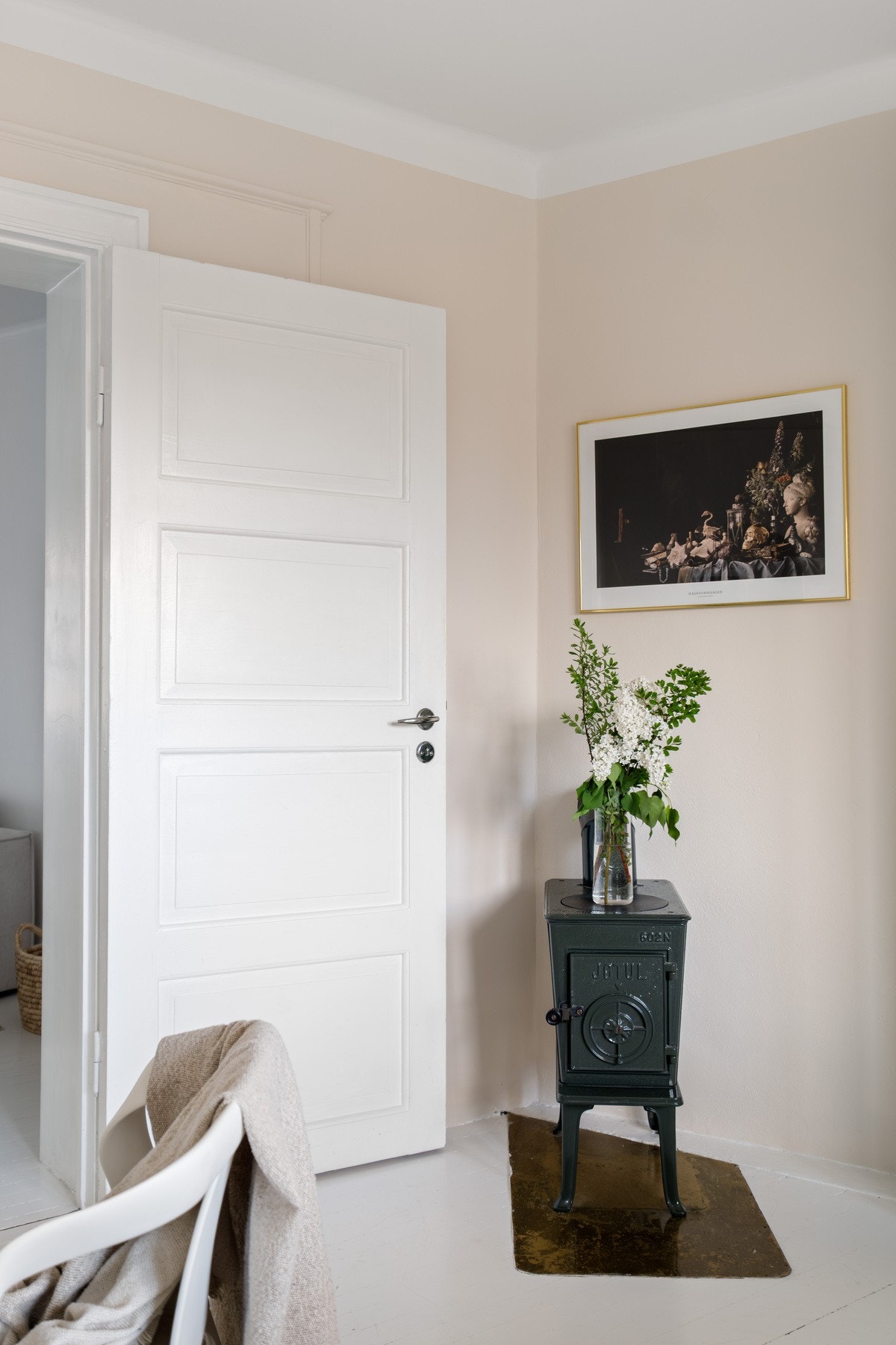 Det er en egen vedovn på soverommet. Galleribilde
