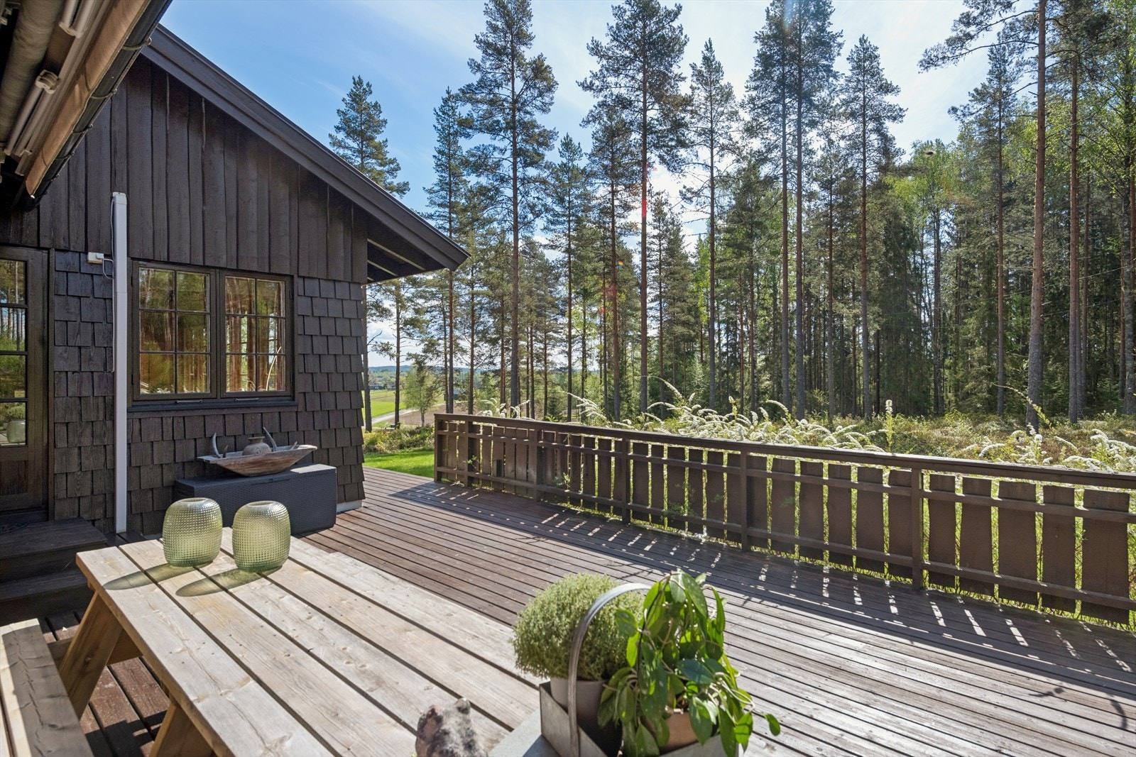 Det åpne tunet grenser til skog og mark på tre sider. Galleribilde