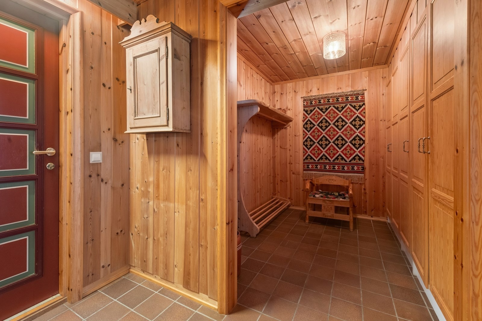 Velkommen inn til en romslig entré med en stor garderobedel. Galleribilde
