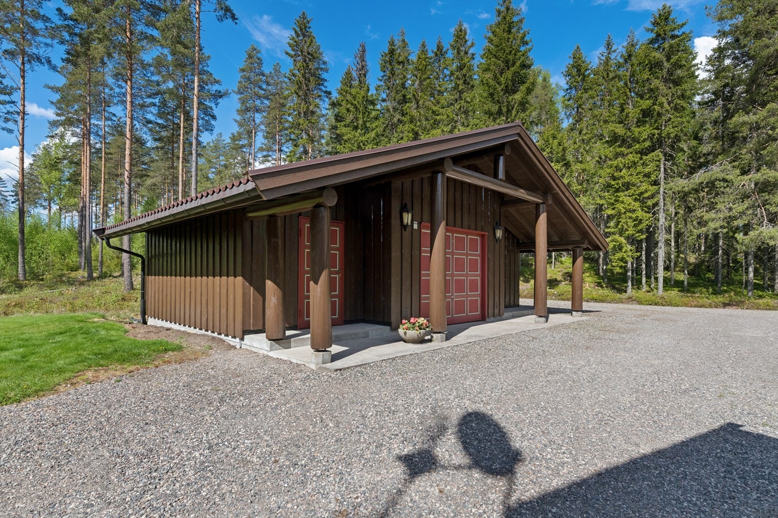 Garasjebygning som står i stil med boligen. Den har i tillegg to store boder. Galleribilde