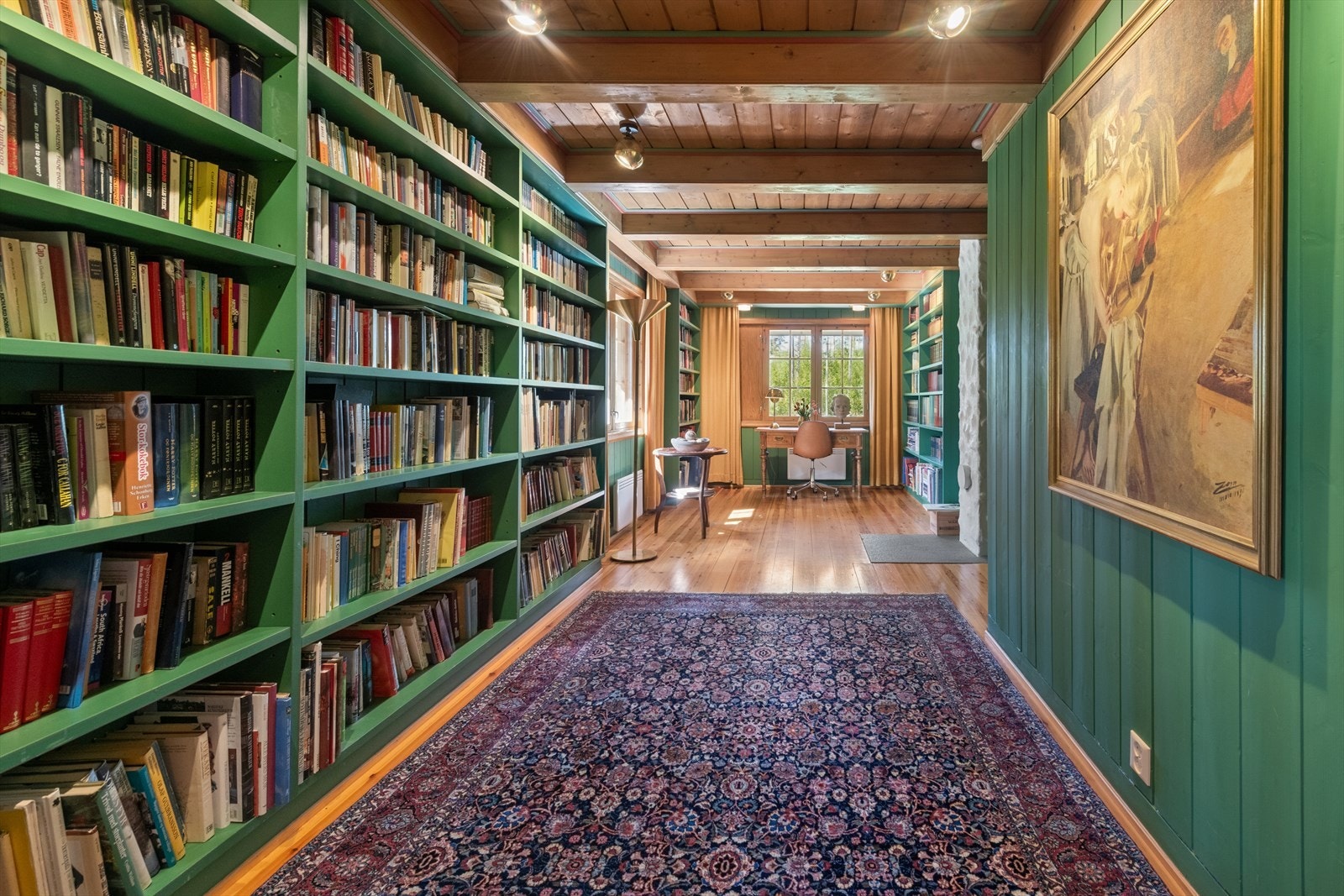 På andre siden av peisestuen finner man en bibliotekstfløy. Galleribilde