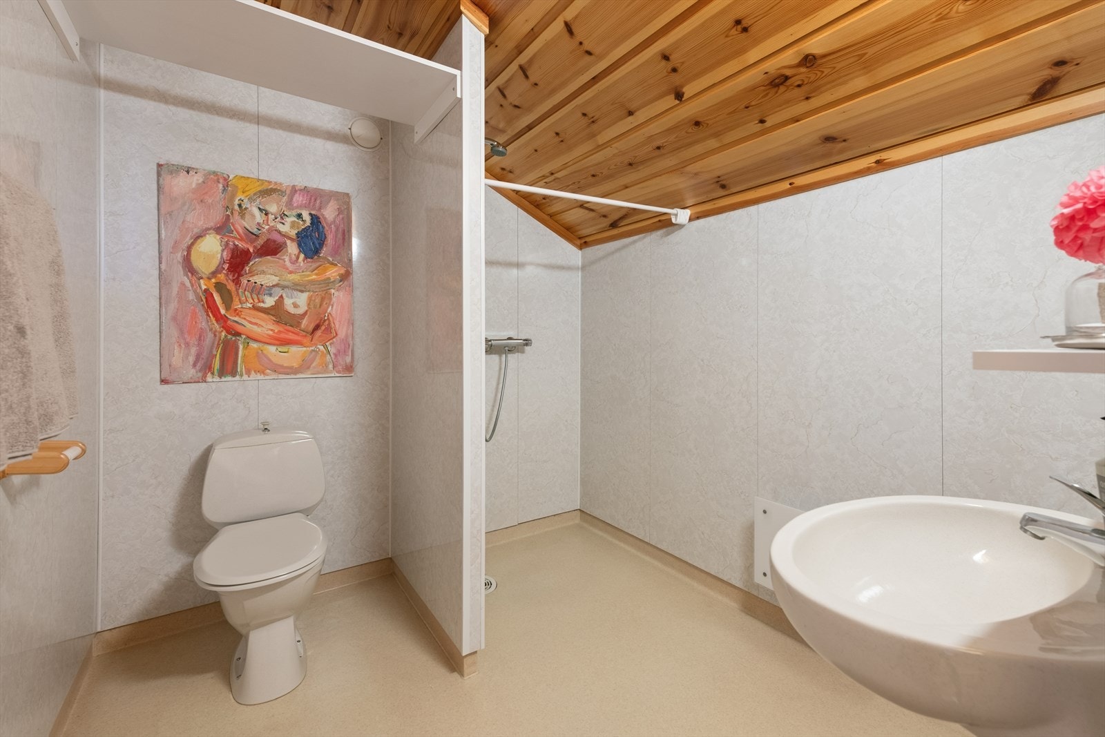 Ved soverommene i 2. etasje er det også et bad. Galleribilde