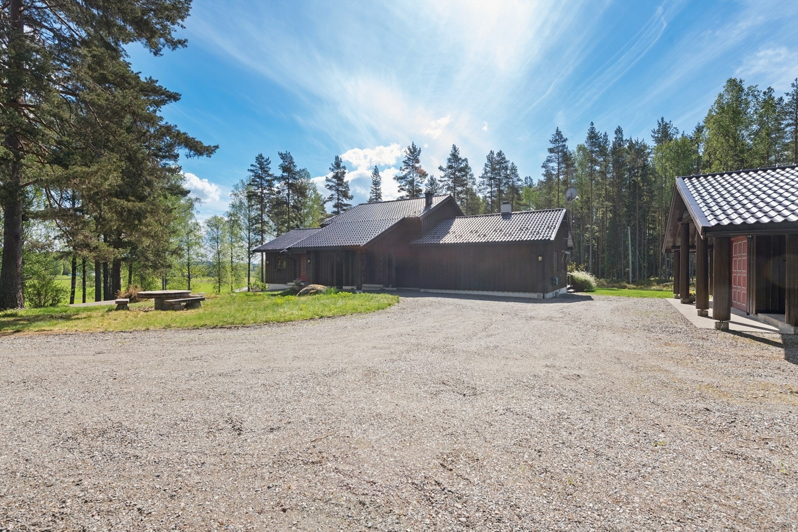 Stor innkjørsel hvor det er rikelig med biloppstillingsplasser. Galleribilde