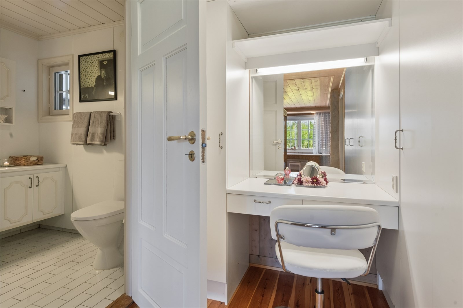 Hovedsoverommet har også en garderobedel med sminkebord og eget bad. Galleribilde