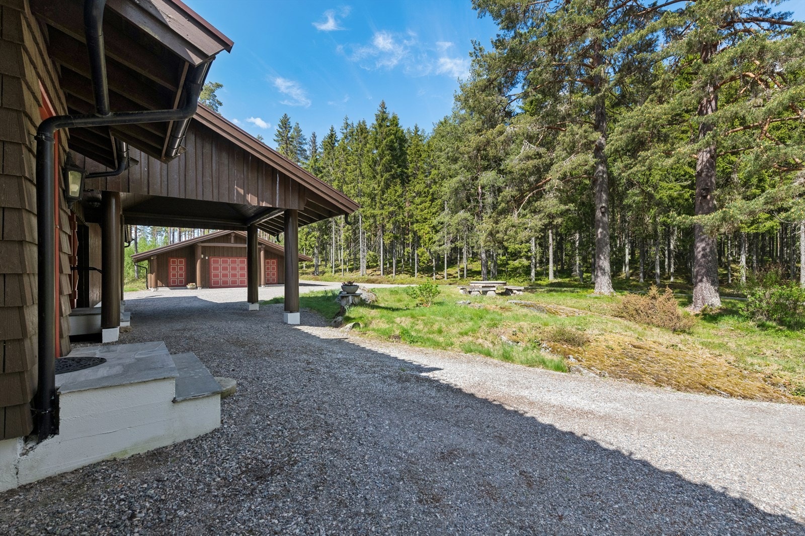 Carport ved inngangspartiet. Galleribilde