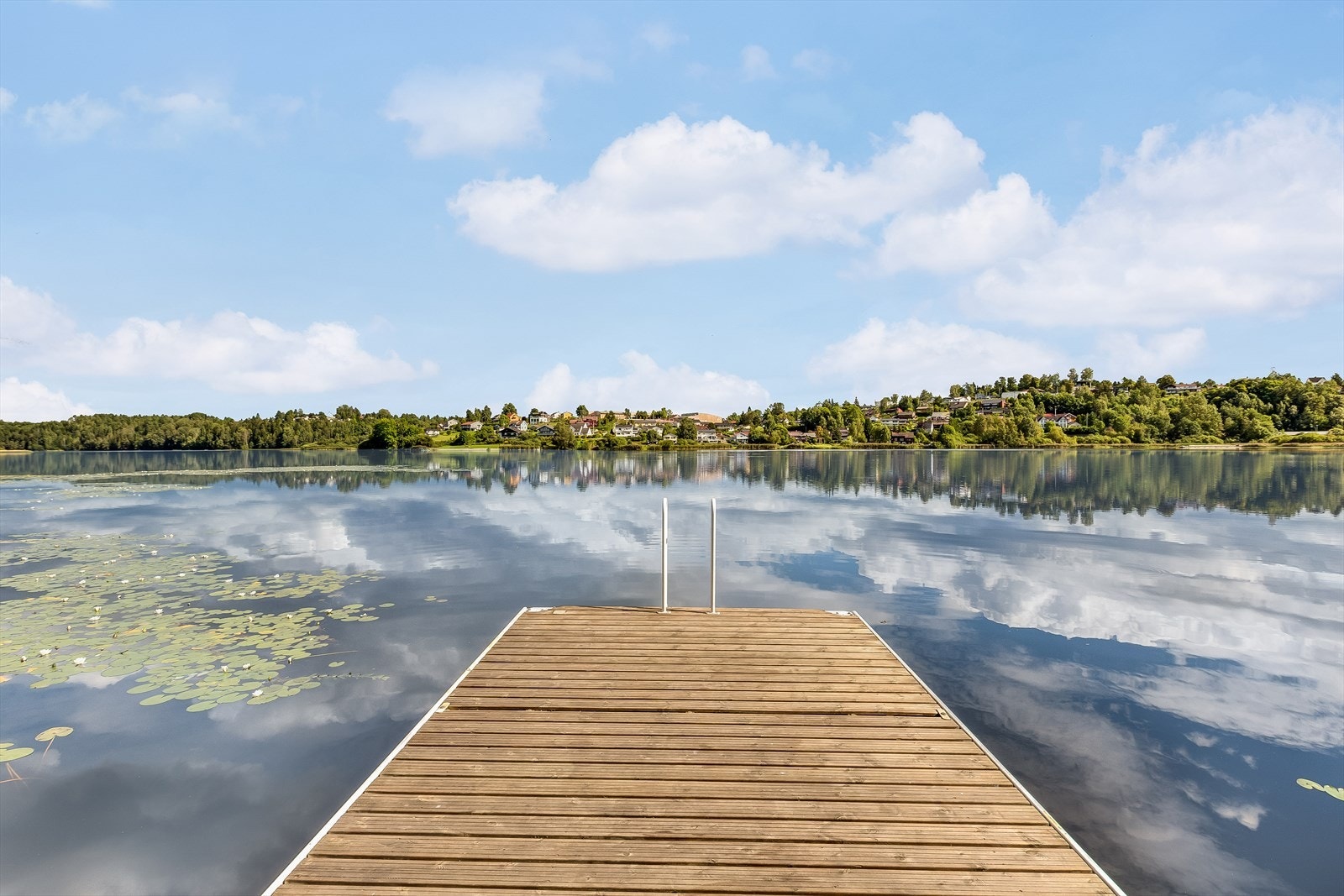 Fra eiendommen er det kort gangavstand til Gjellumvannet med badestrand, flytebrygge og stupebrett. Galleribilde