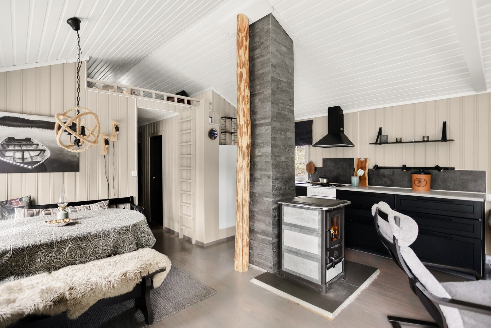 Lys og hyggelig stue med god plass til både sofagruppe og spisebord. Galleribilde