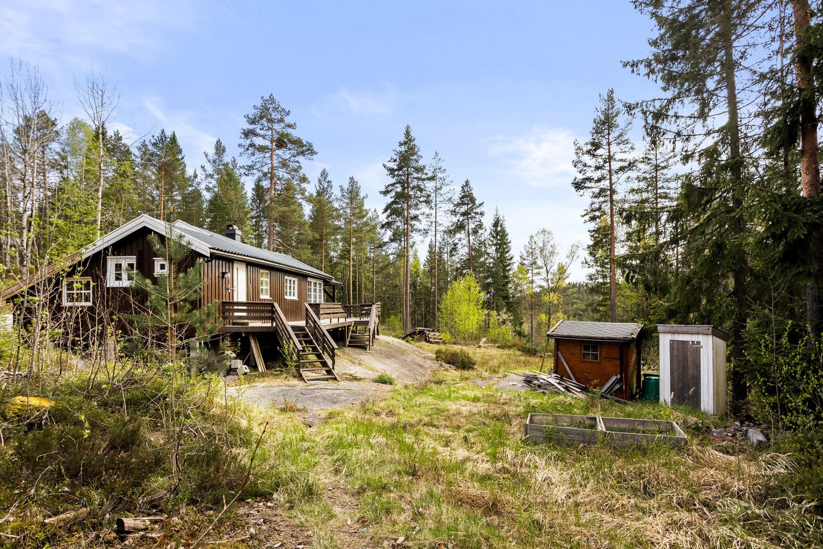 Området byr på et rikt utvalg av friluftsaktiviteter året rundt, med bær- og sopplandskap rett utenfor døren, samt gode muligheter for fiske og padling på Vegårsvatn. Galleribilde