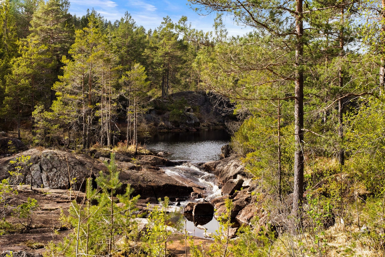 Eiendommen har delvis utsikt mot vannet og elva nedenfor, og fremstår som et fredelig tilfluktssted med nærhet til flott natur og gode solforhold. Galleribilde