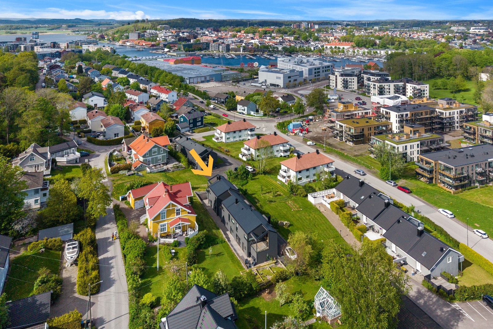 Eiendommen ligger supersentralt til med gangavstand til ALT - samtidig meget stille og tilbaketrukket område Galleribilde