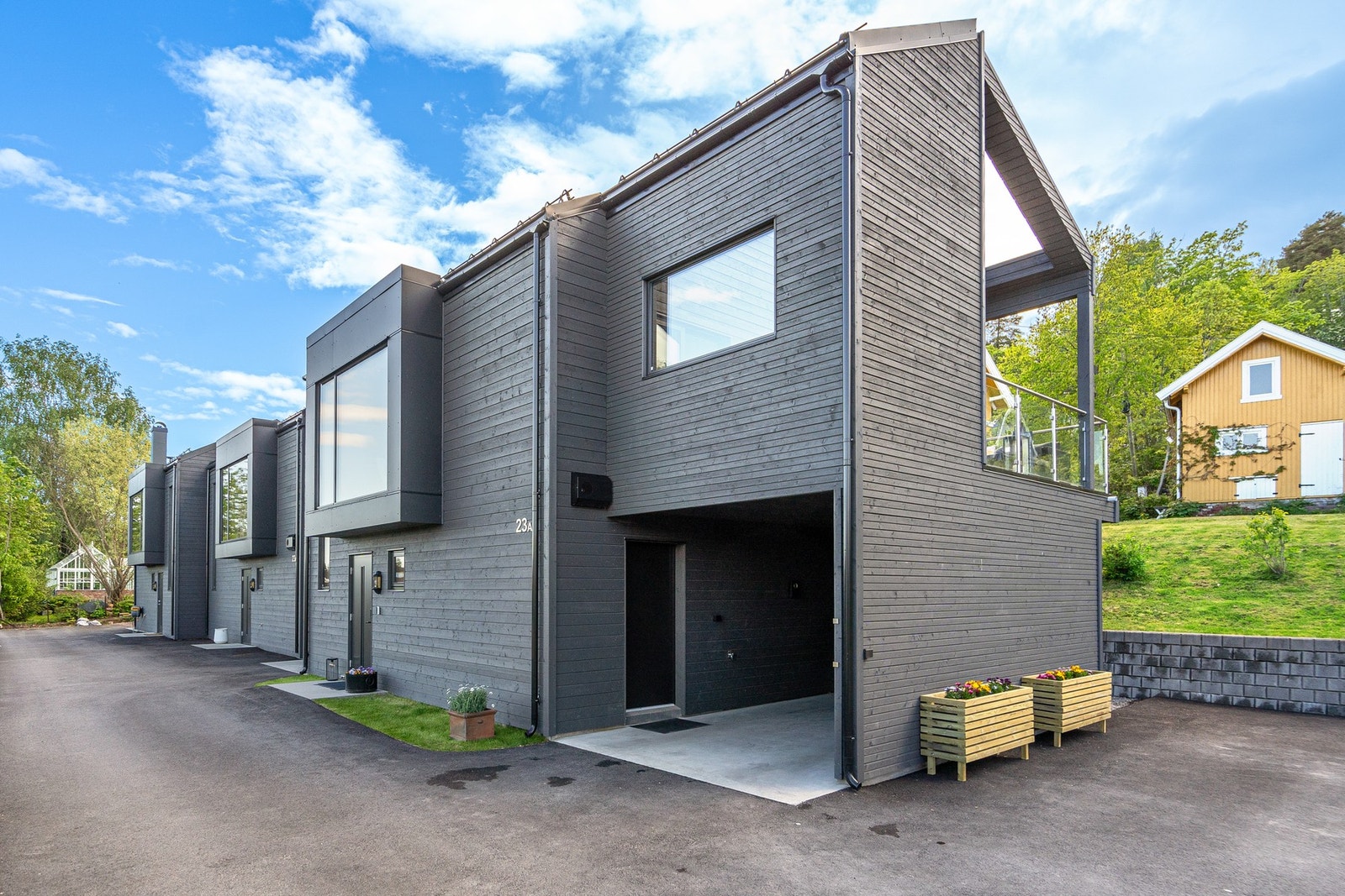 Fine parkeringsforhold både innvendig i carporten, samt utvendig (fellesareal pr definisjon) Galleribilde