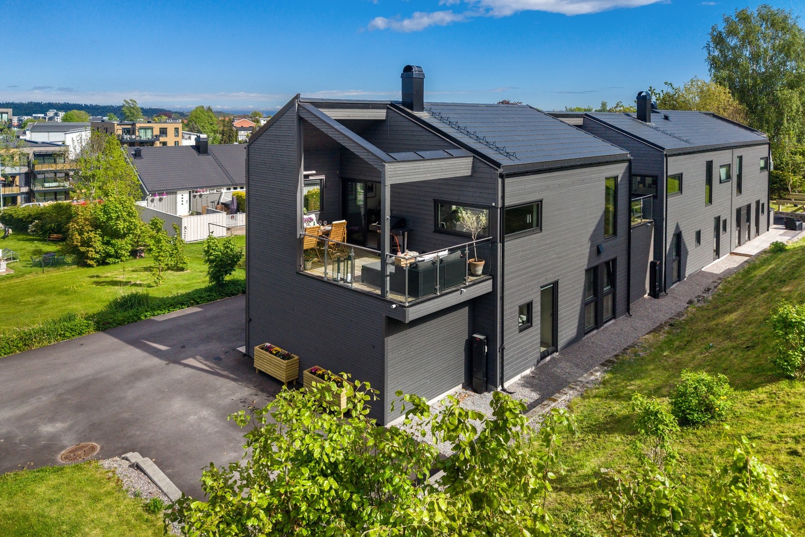 Svært stilige løsninger med blant annet overbygget terrasse mot vest - nyt solen! Galleribilde