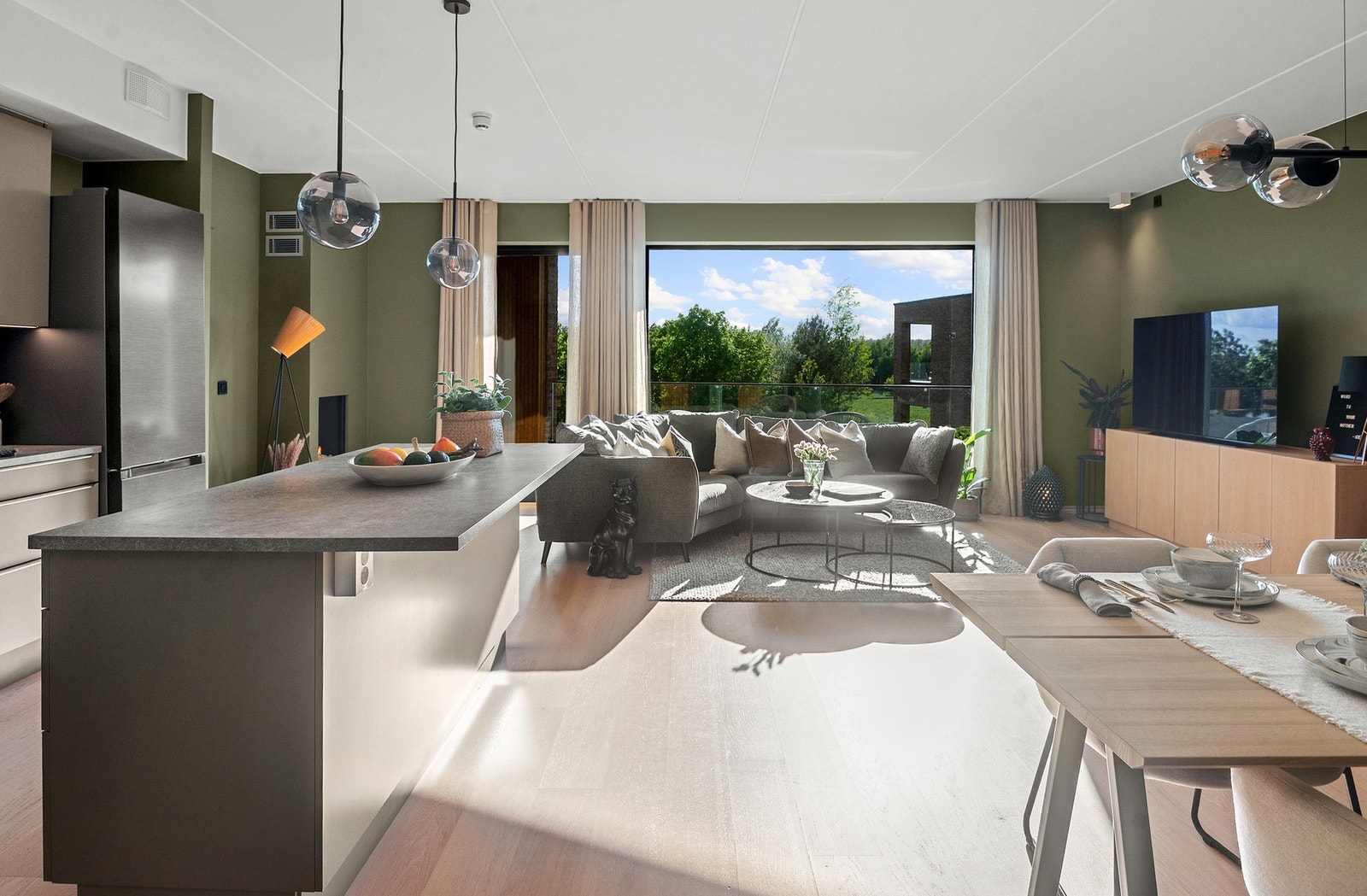 Store vindusflater bringer naturen "helt inn i stuen". Galleribilde