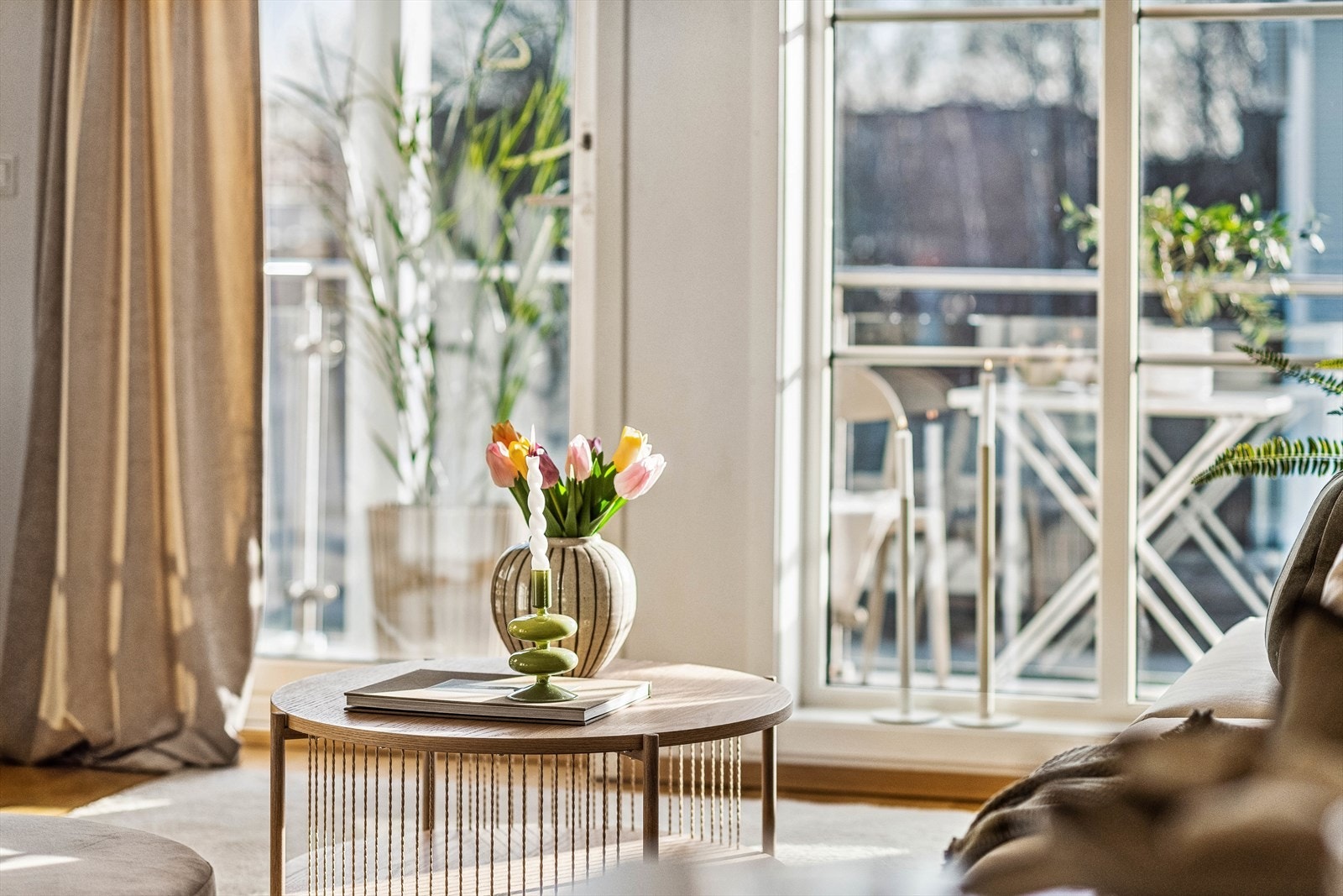 Gjennomgående overflater med parkett på gulv og vegger med malt glassfibervev gjør det enkelt å skape sin egen stil. Galleribilde