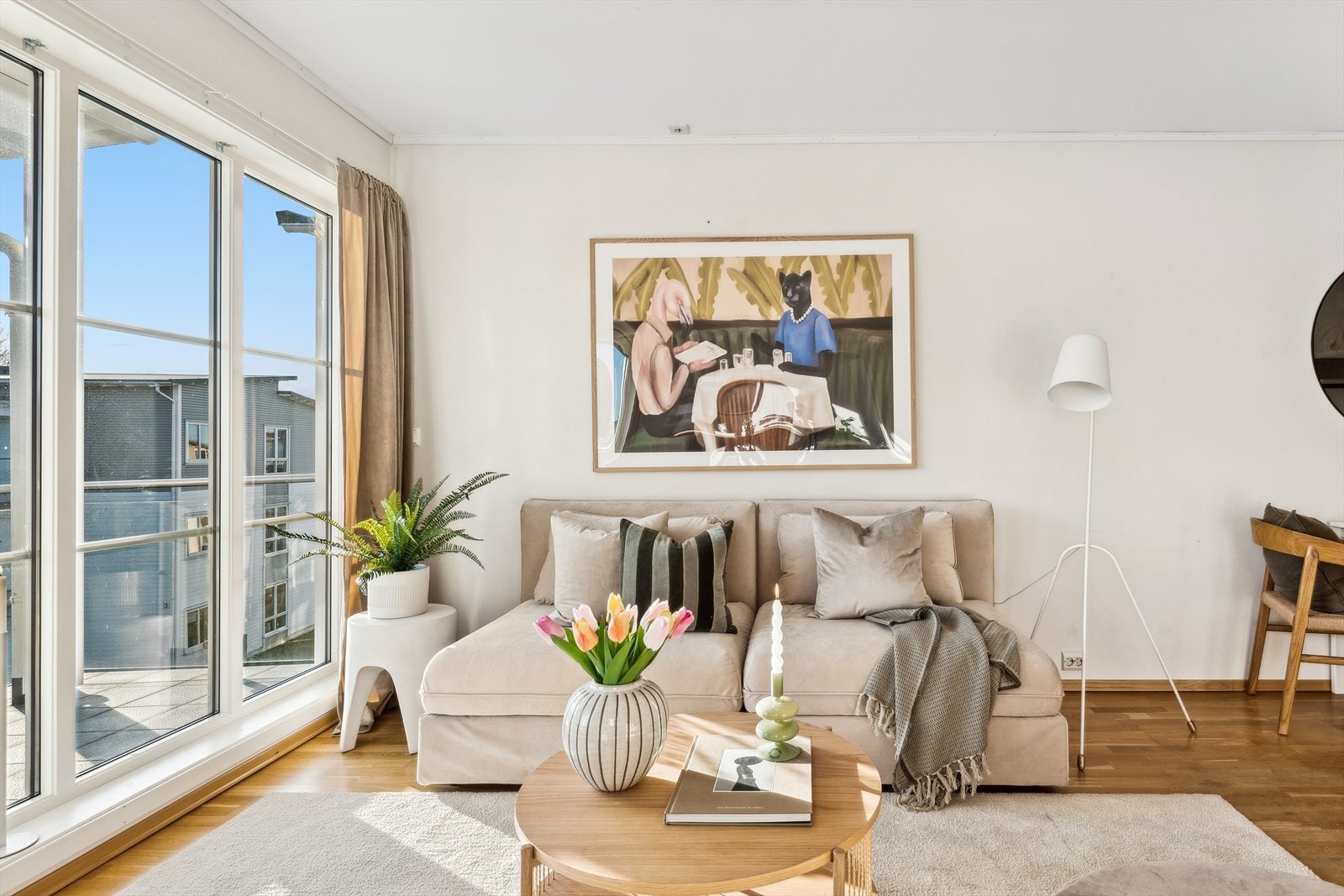 Store vindusflater og balkongdør i tre med 2-lags glass slipper inn rikelig med dagslys. Galleribilde