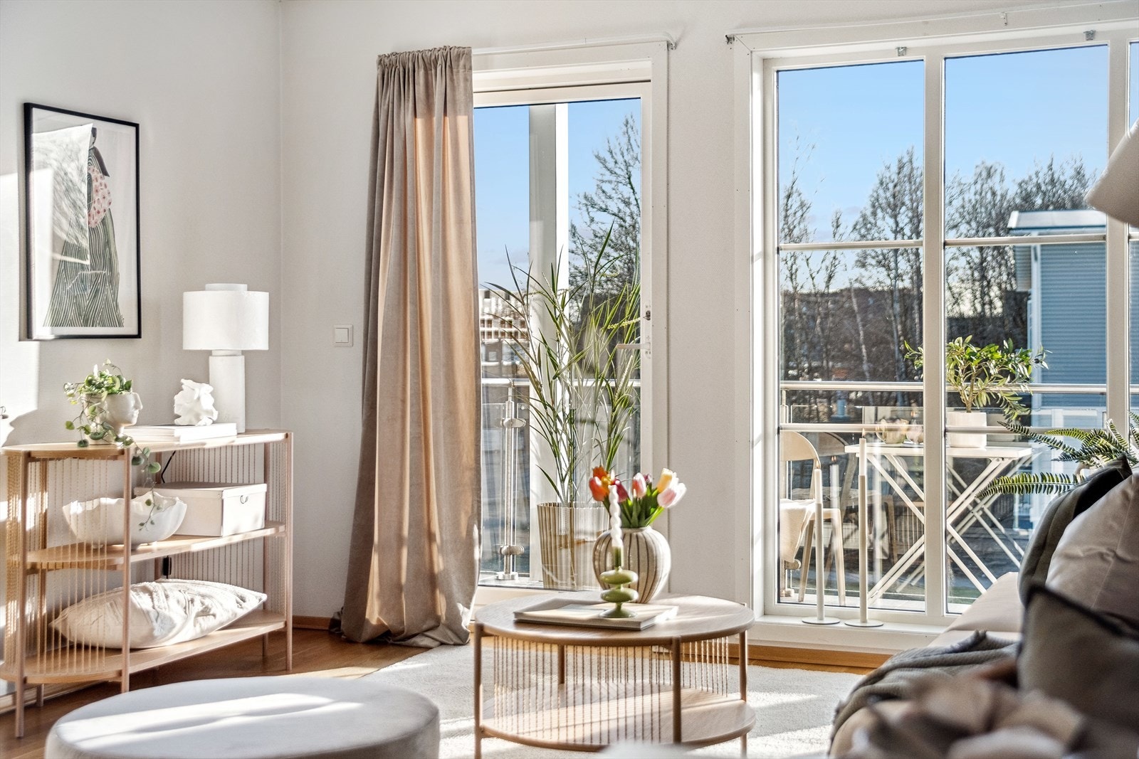 Stuen er lys og innbydende og har utgang til solrik sydvendt terrasse. Galleribilde