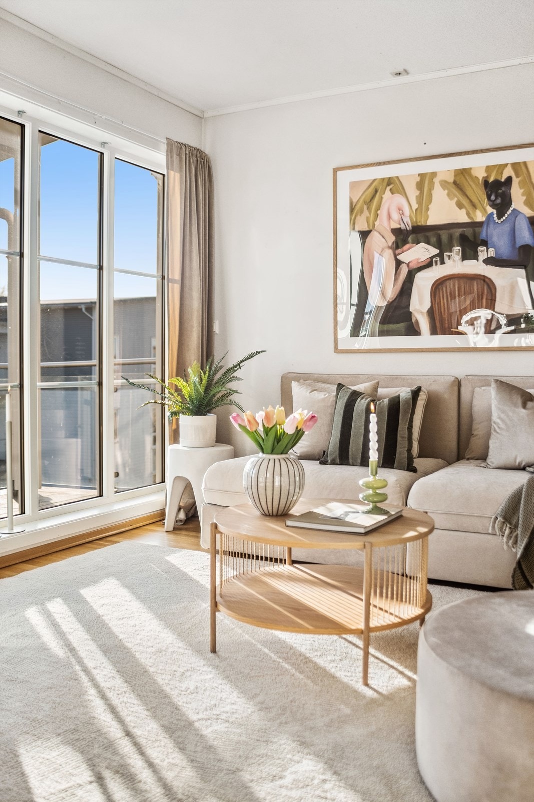 Stuen har direkte utgang til en overbygd veranda på 7 m². Galleribilde