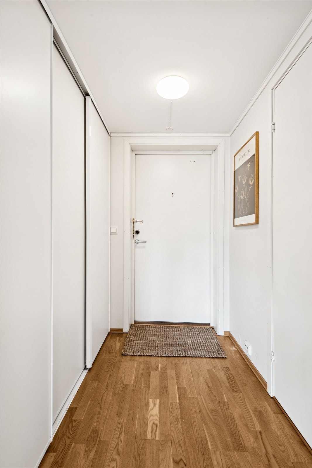 Entréen har parkett på gulvet, som er gjennomgående i de fleste rom og stor skyvedørsgarderobe. Galleribilde