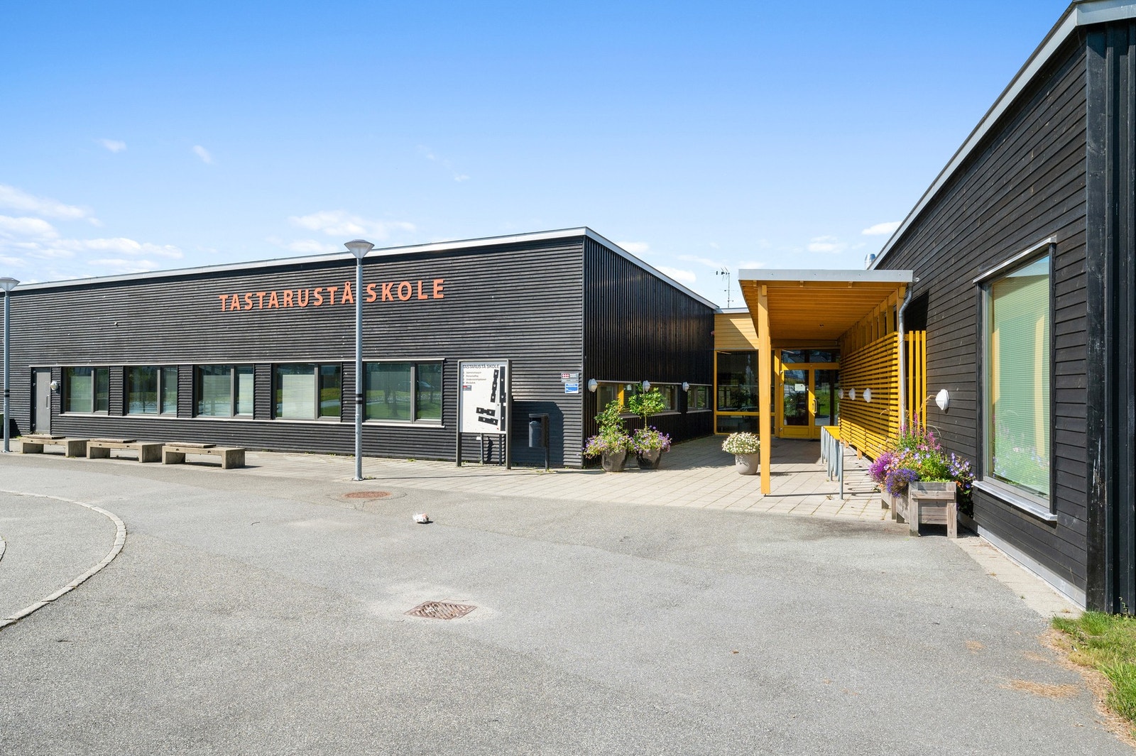 I tillegg finnes flere nærliggende friområder og turstier, blant annet på Tastarustå. Galleribilde
