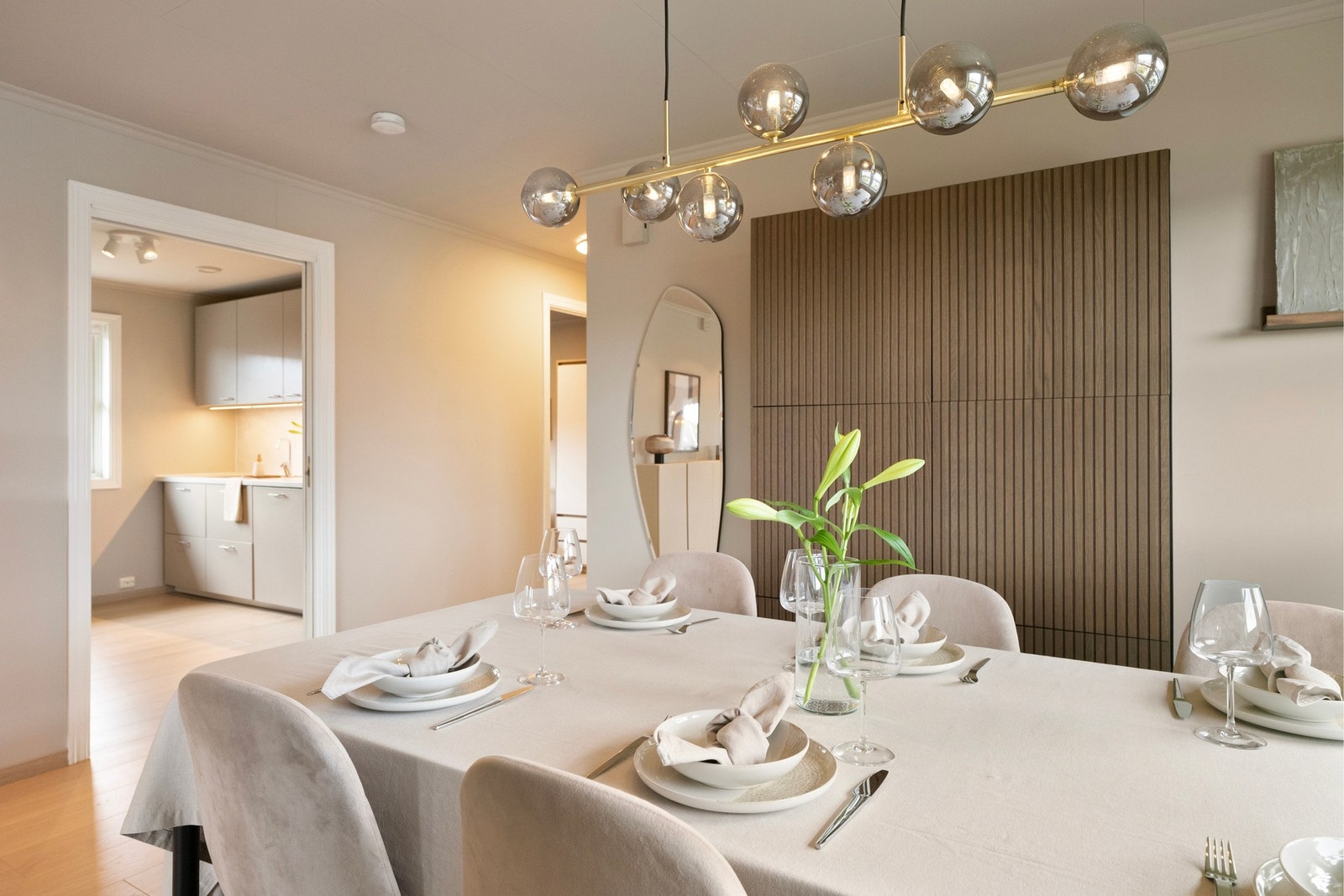 Videre fra spisestuen kommer du inn til kjøkkenet. Galleribilde