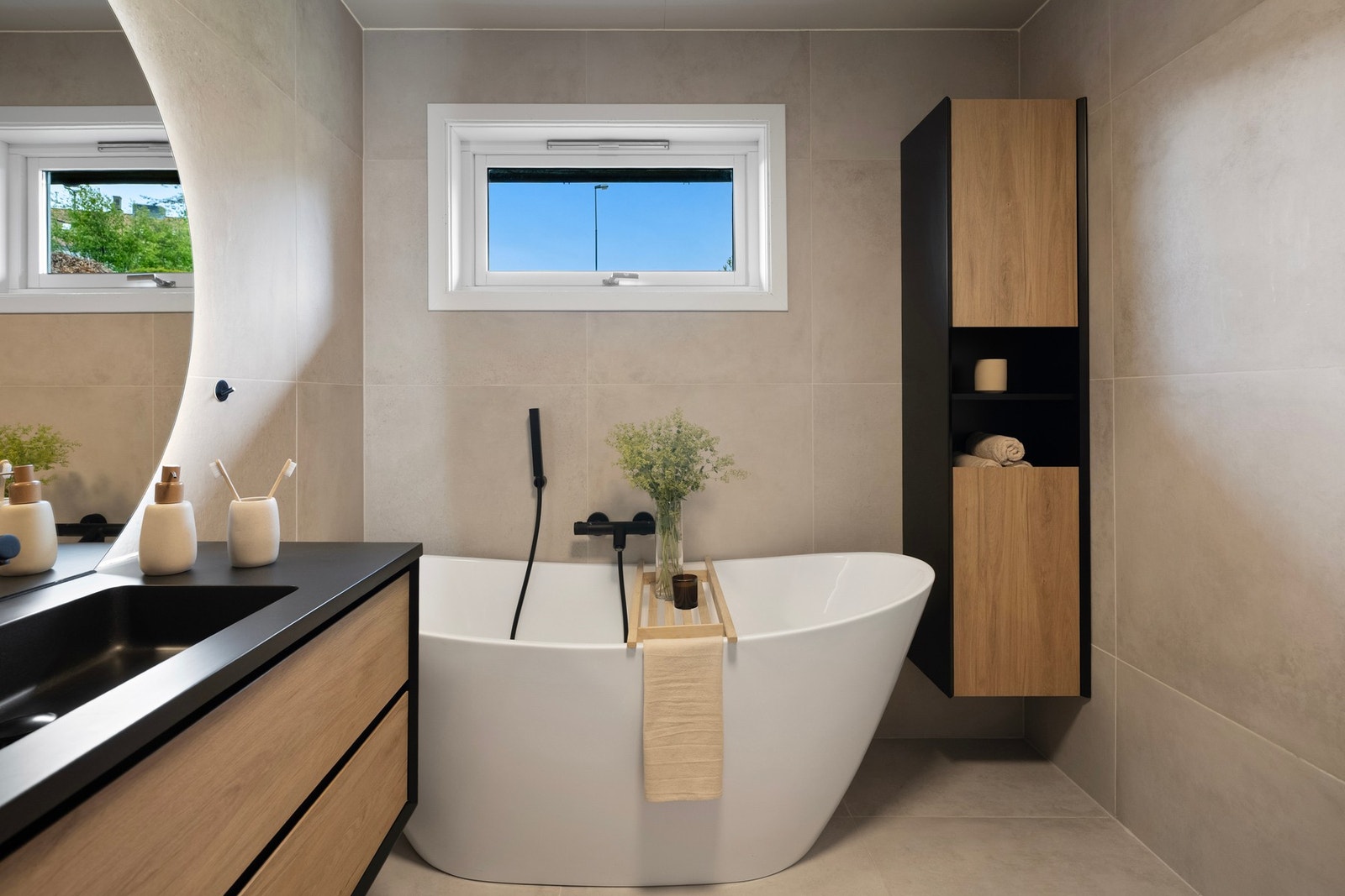 Her er det både dusj med glassvegger og et frittstående badekar, som gir badet en eksklusiv og behagelig atmosfære. Galleribilde