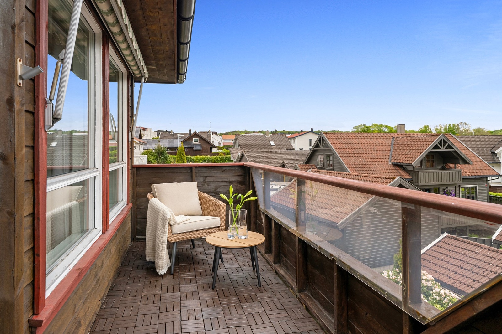 Balkongen oppleves som en naturlig forlengelse av stuen, og her er det sol fra morgenen av og frem til ca. kl. 18. Galleribilde