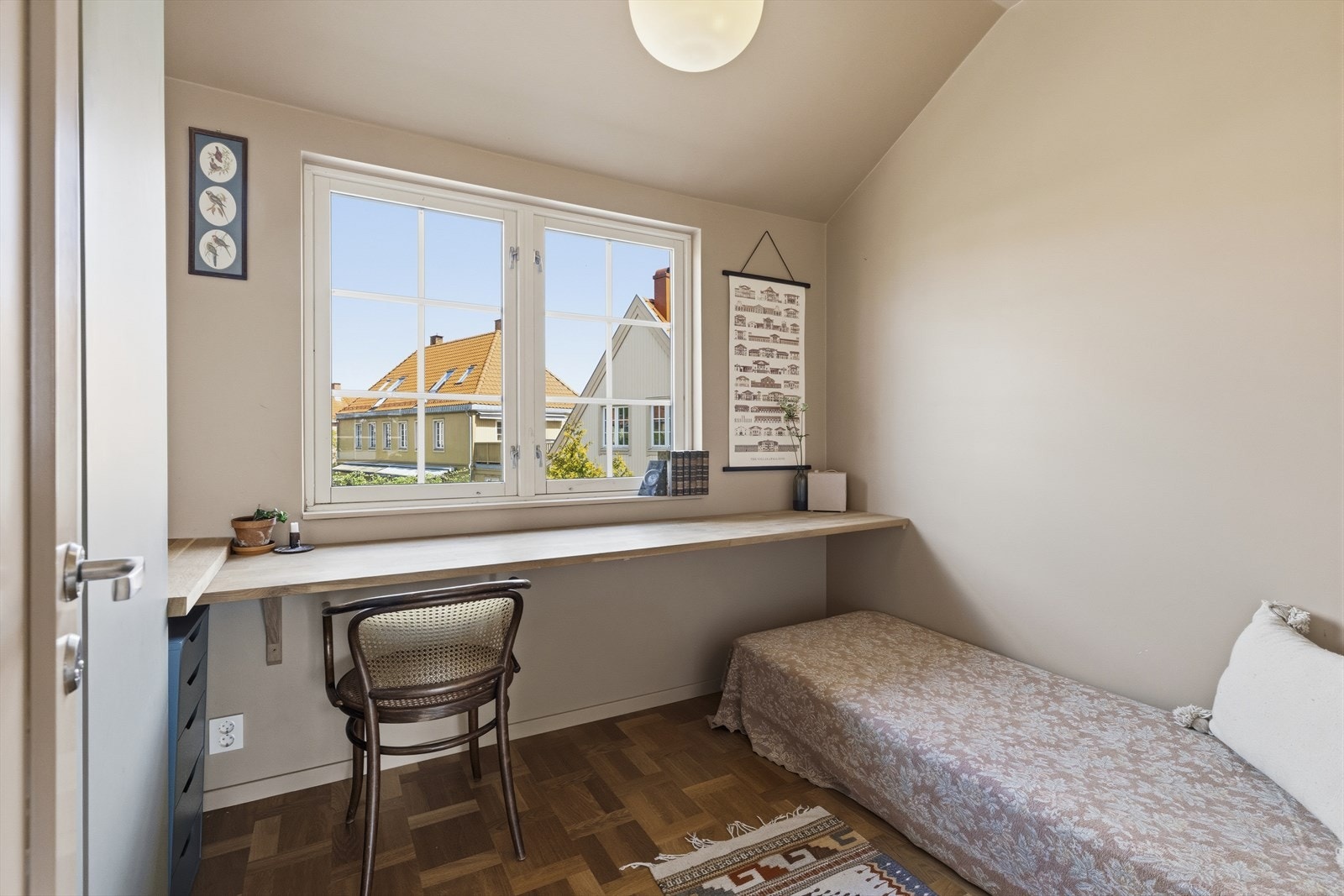 I 2. etasje er det også et soverom med plass til seng, garderobe og hjemmekontor. Galleribilde