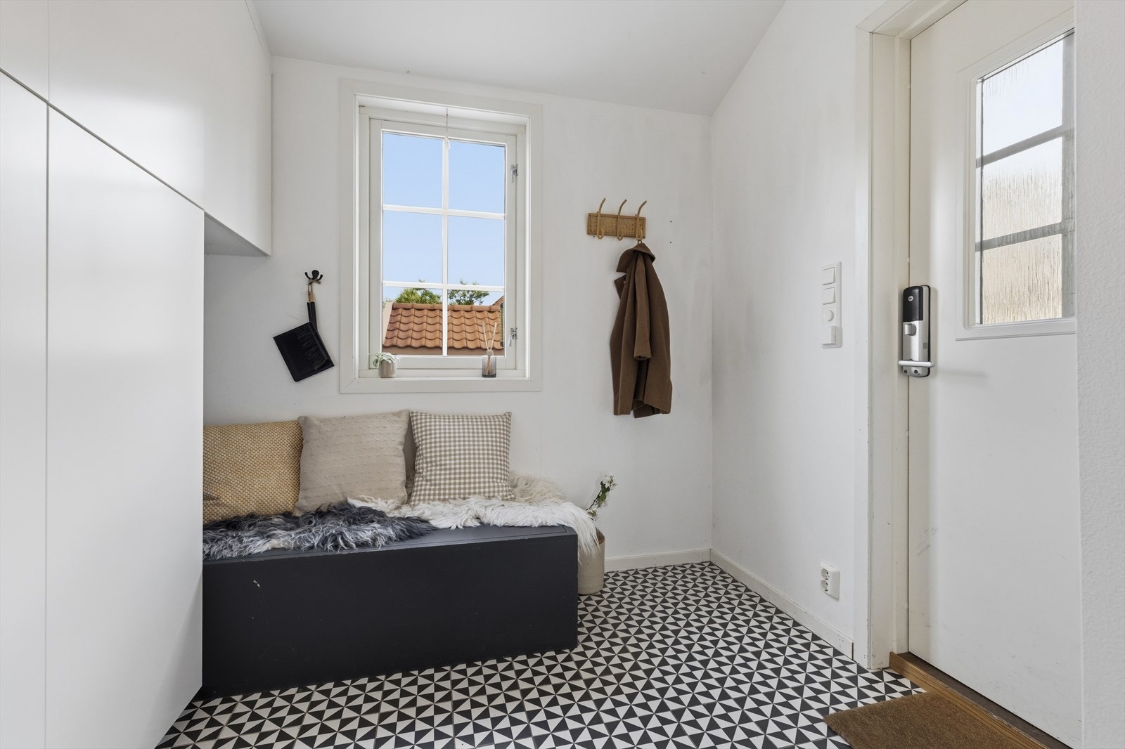 Innbydende entré med rikelig lagringsplass. Galleribilde