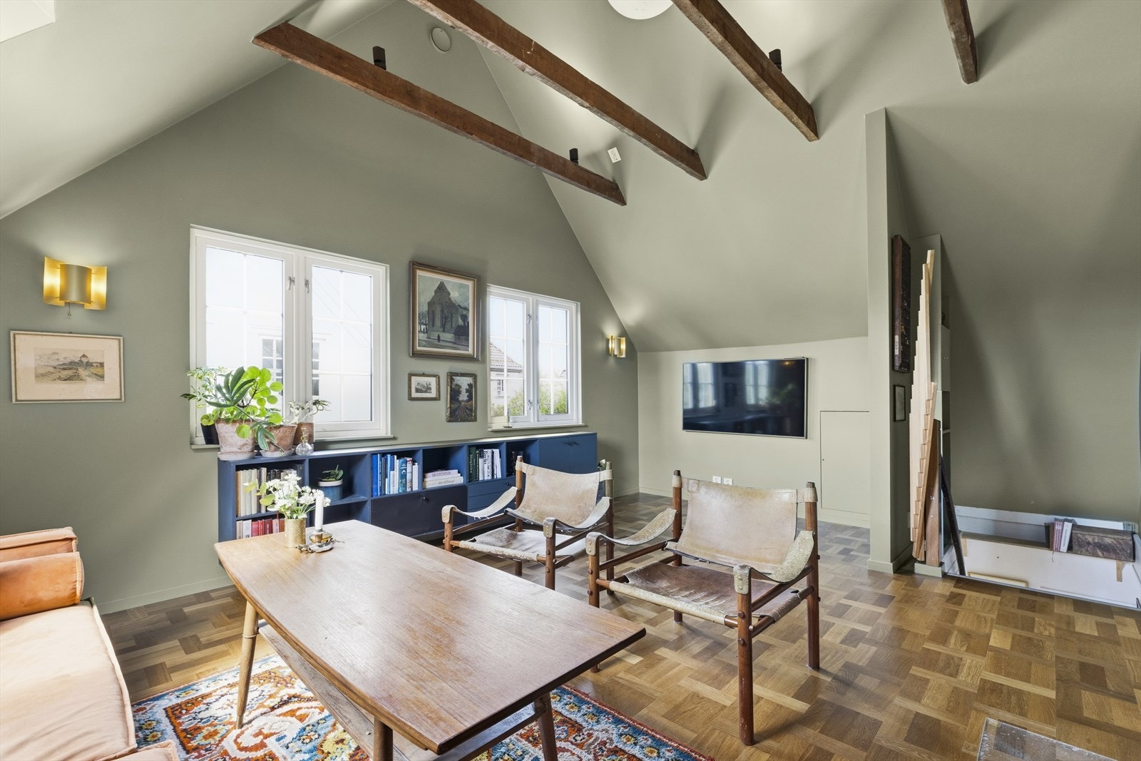 Leiligheten strekker seg over 3 plan med en romslig 2. etasje+ loft. Galleribilde