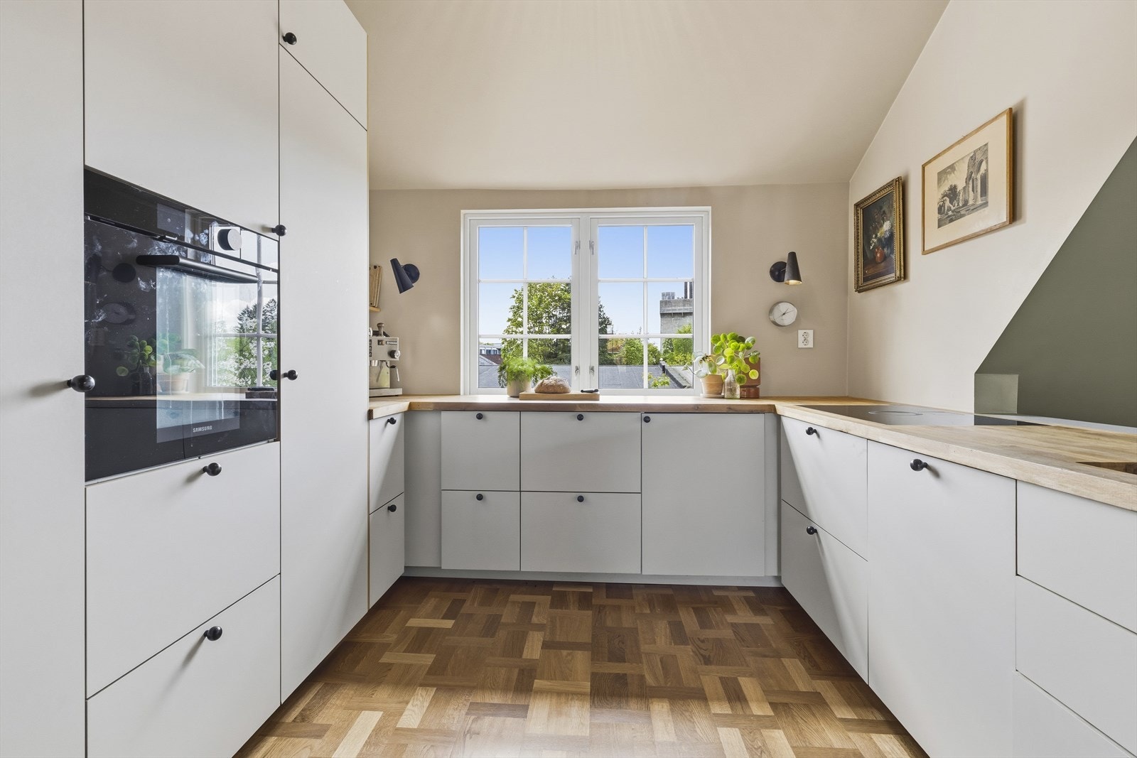 Plassen på kjøkkenet er godt utnyttet med rikelig benk- og oppbevaringsplass. Galleribilde