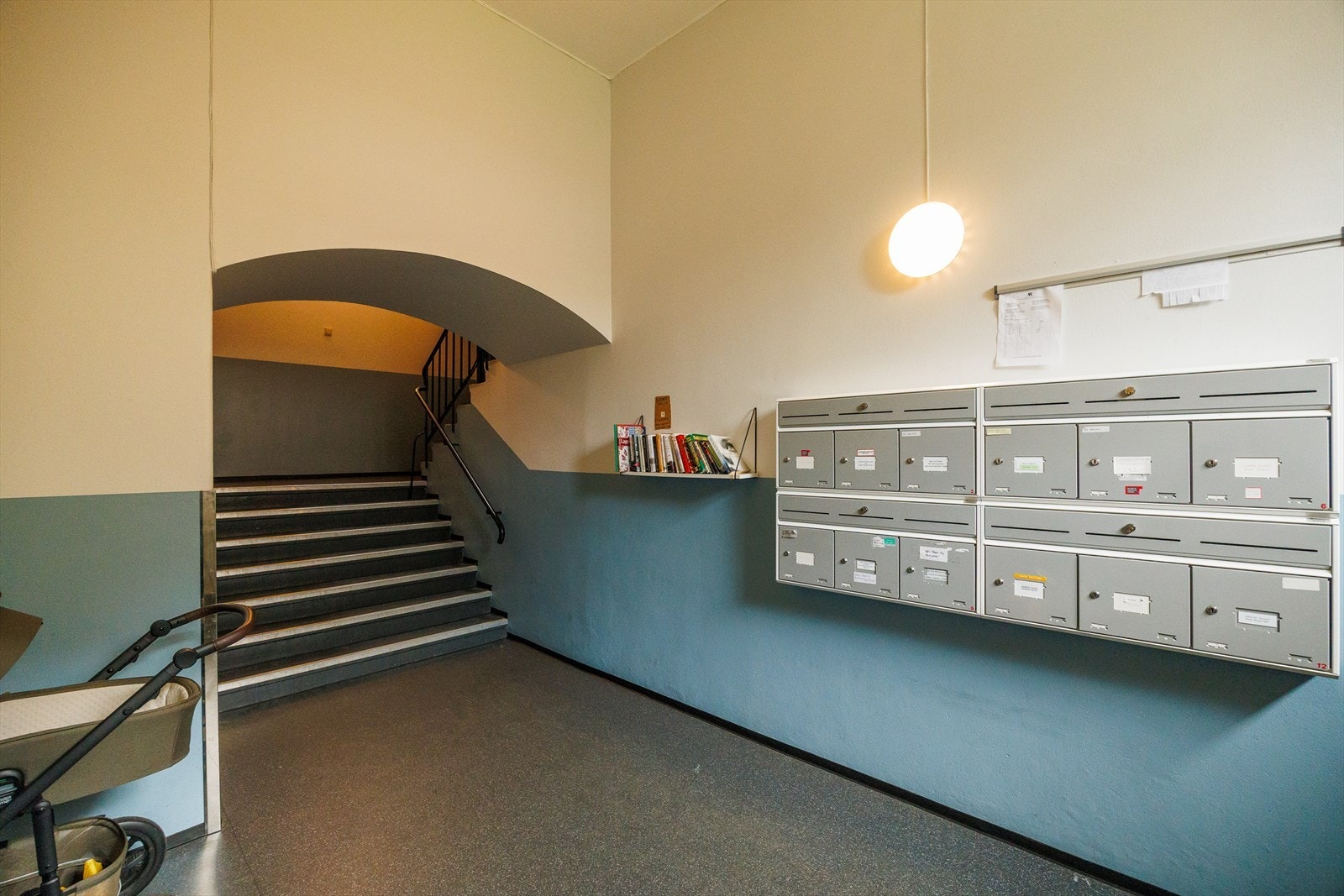 En karakterfull trappeoppgang med arkitektoniske detaljer som gir et godt førsteinntrykk. Galleribilde