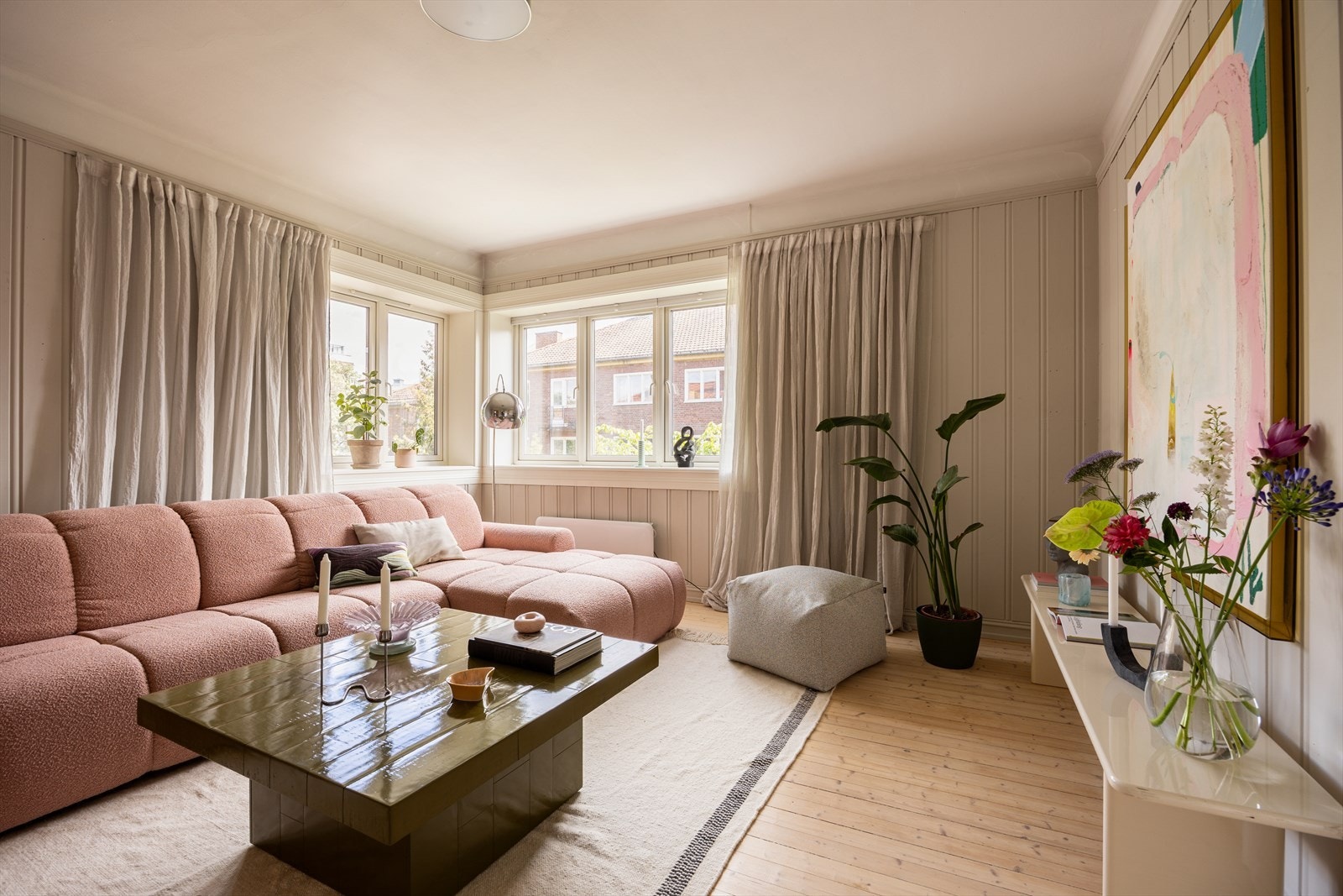 Hjørneplasseringen gir boligen rikelig med naturlig lys, og de store vindusflatene i stuen forsterker den luftige og romslige atmosfæren. Galleribilde