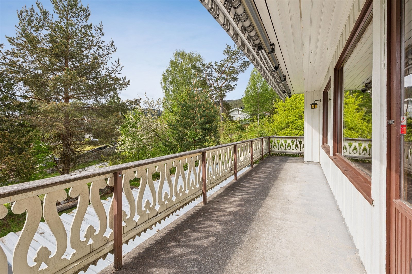 Delvis overbygget veranda, med nedgang til bakkeplan. Galleribilde