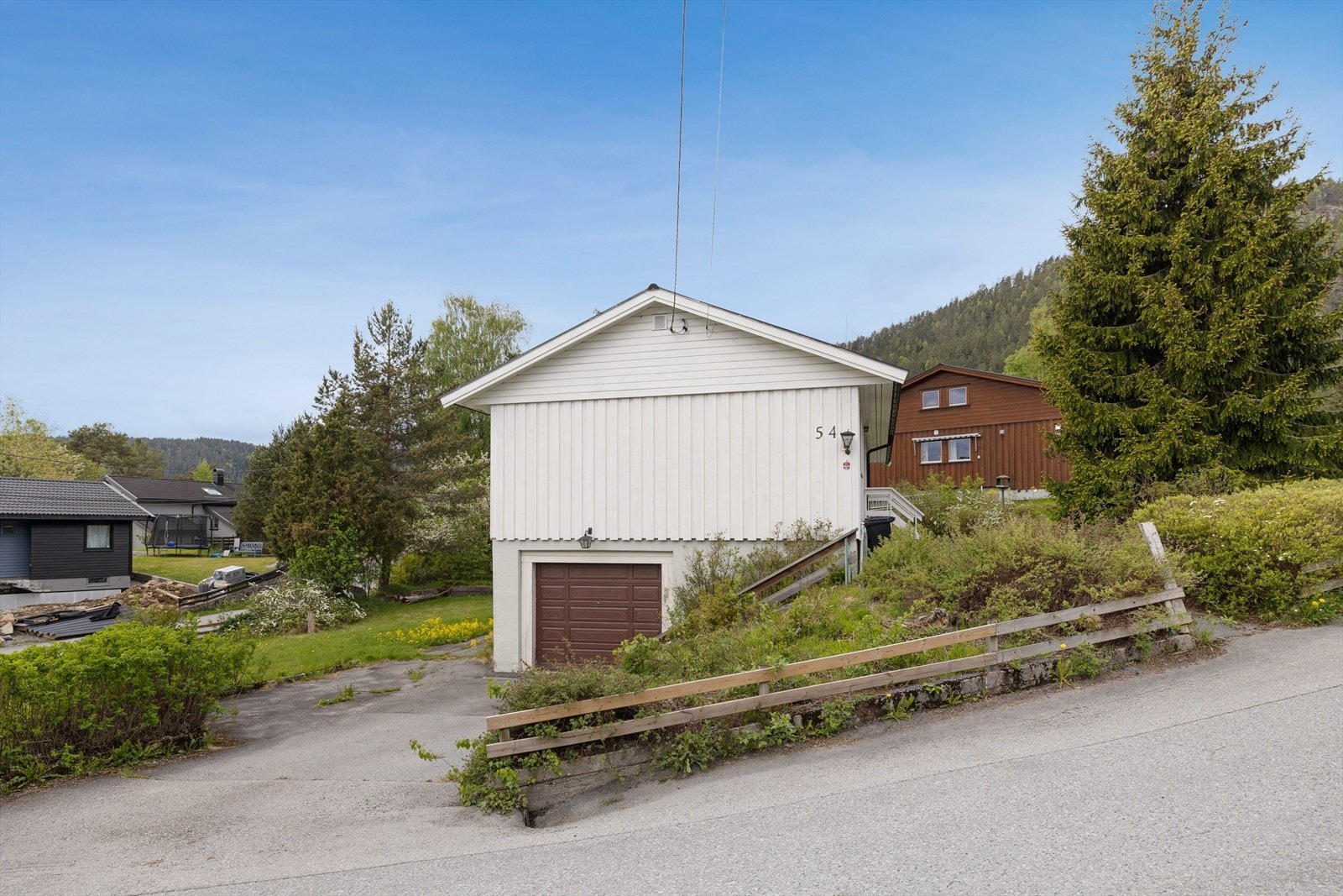 Garasjeplass og parkering på egen tomt. Galleribilde