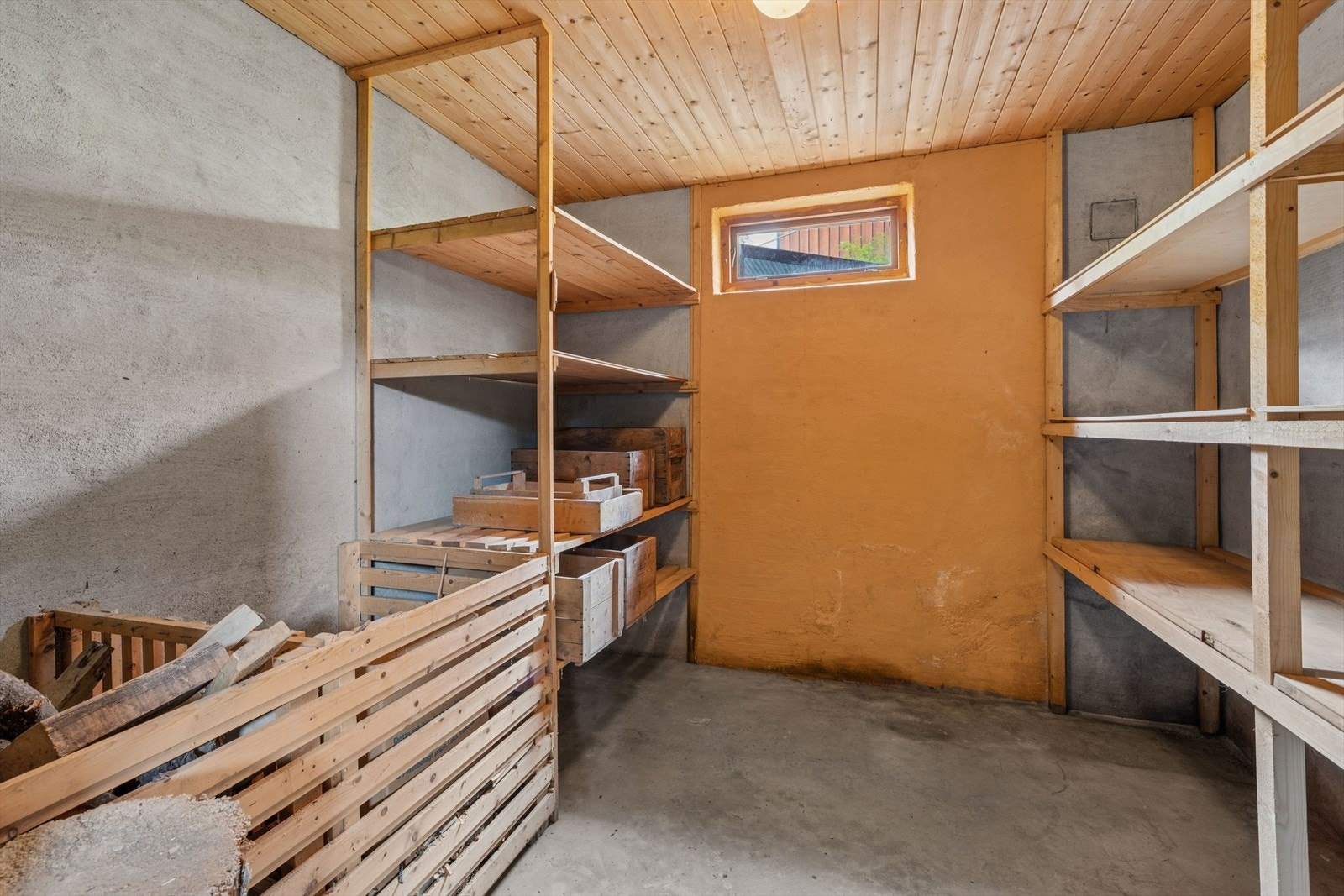 Det er rikelig med lagringsplass i kjelleren. Galleribilde