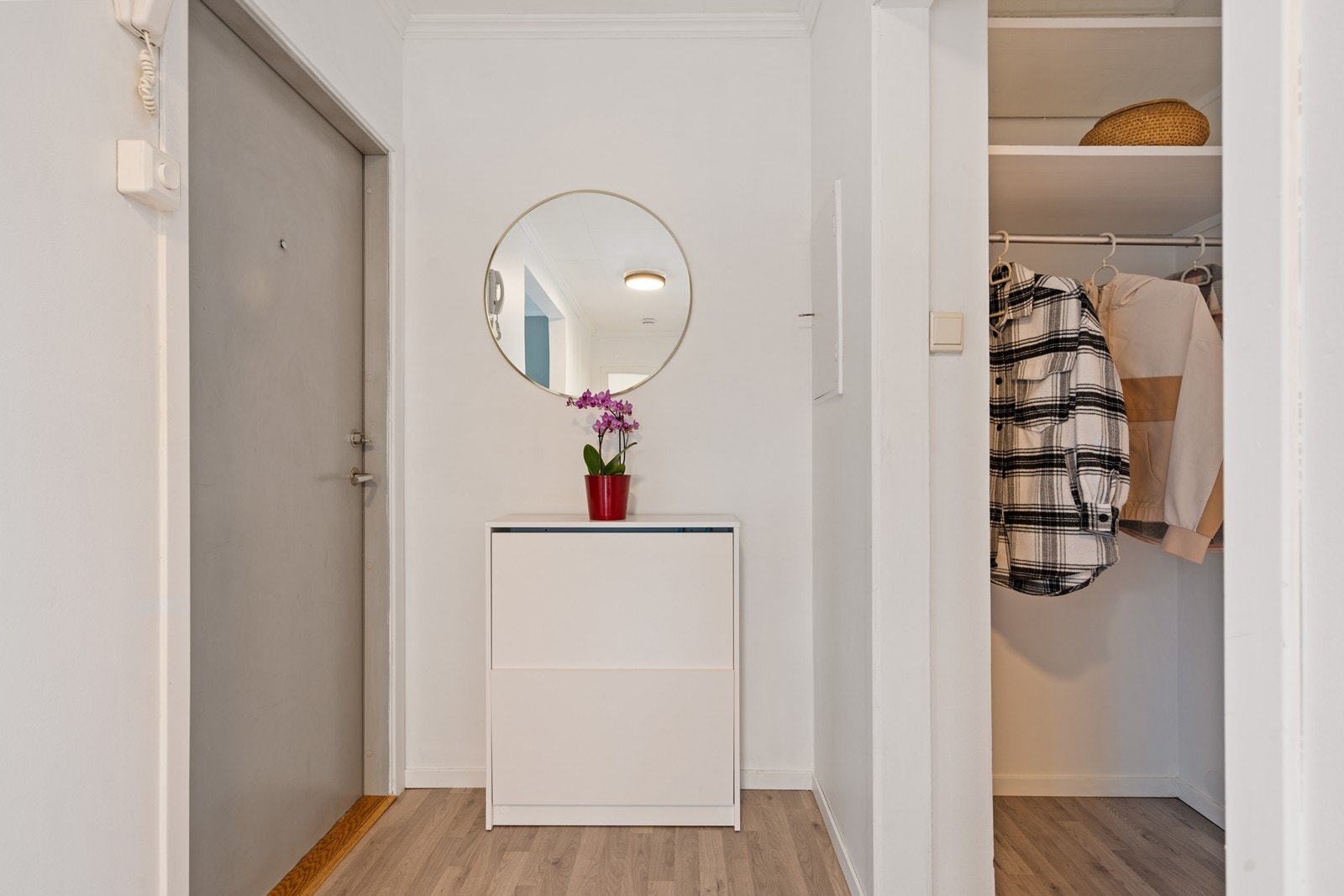 Gang med garderobe Galleribilde