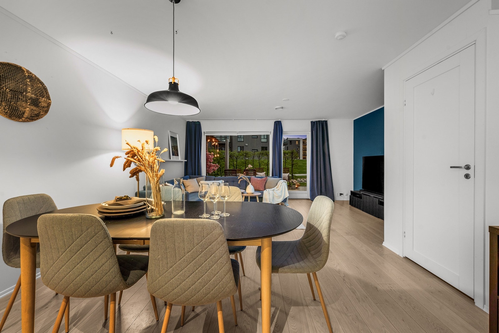 Spisestuen er et naturlig samlingspunkt for måltider med familie og venner. Galleribilde