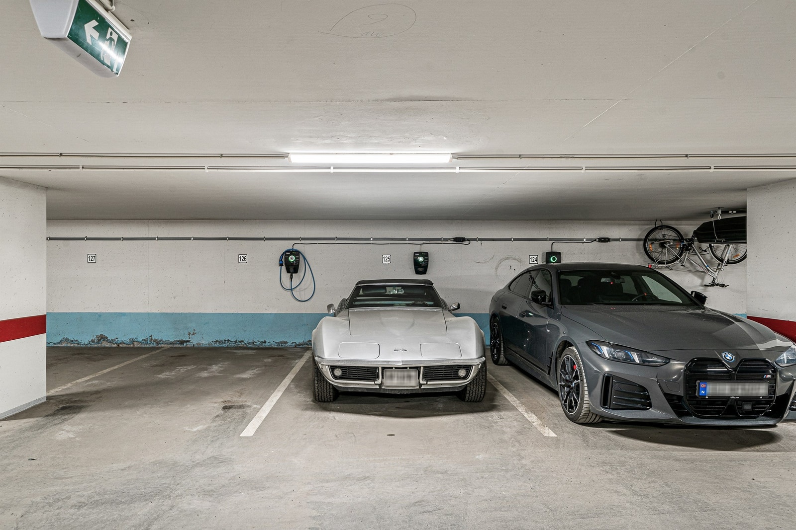 Boligen disponerer en fast parkeringsplass med elbillader i felles garasjeanlegg. Galleribilde