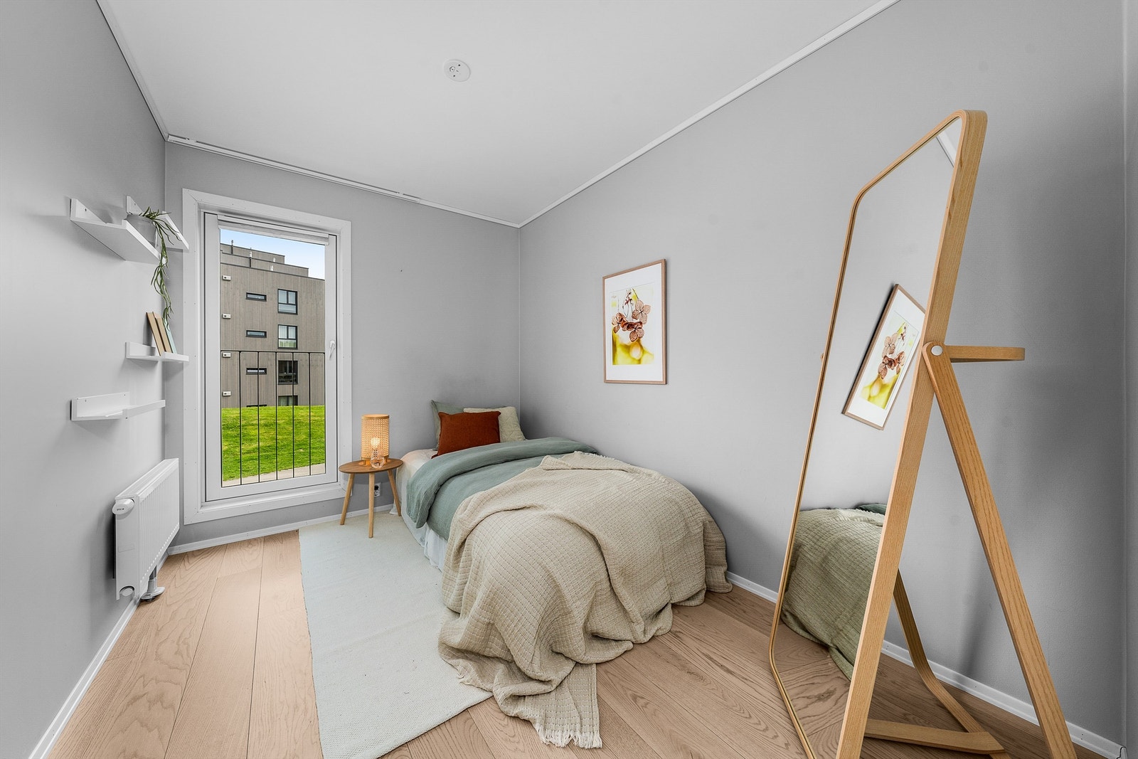 Et av soverommene i andre etasje, med plass til seng og garderobeløsning. Galleribilde