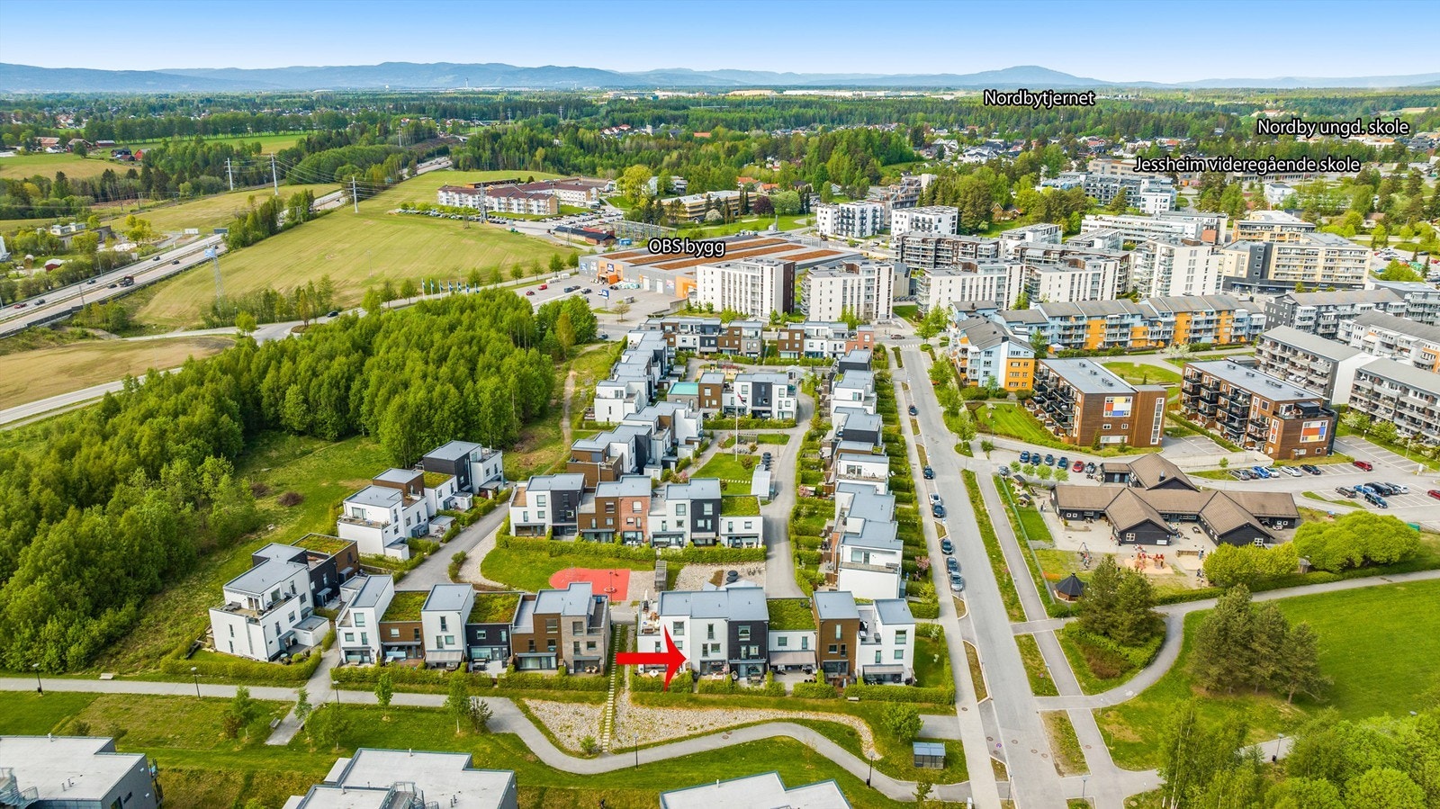 Gangavstand til blant annet Nordby ungdomsskole, Jessheim videregående skole og Nordbytjernet. Galleribilde