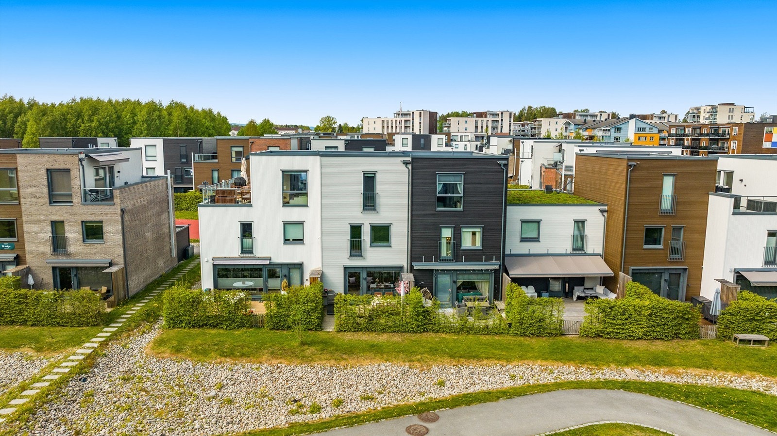 Oversikt over rekkehusbebyggelsen og de grønne fellesarealene. Galleribilde