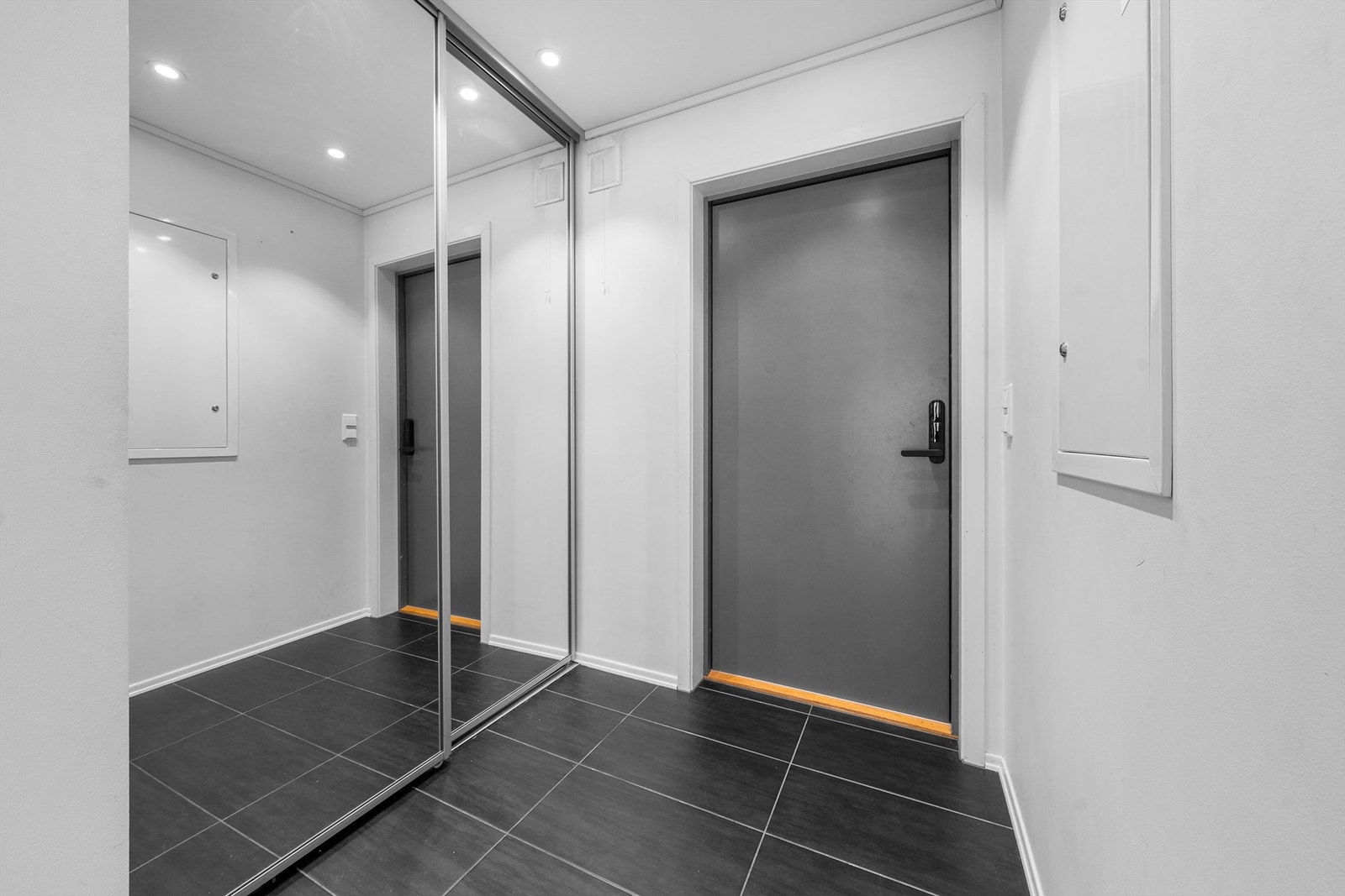 Entréen har flislagt gulv med gulvvarme og en romslig skyvedørsgarderobe for yttertøy og sko. Galleribilde