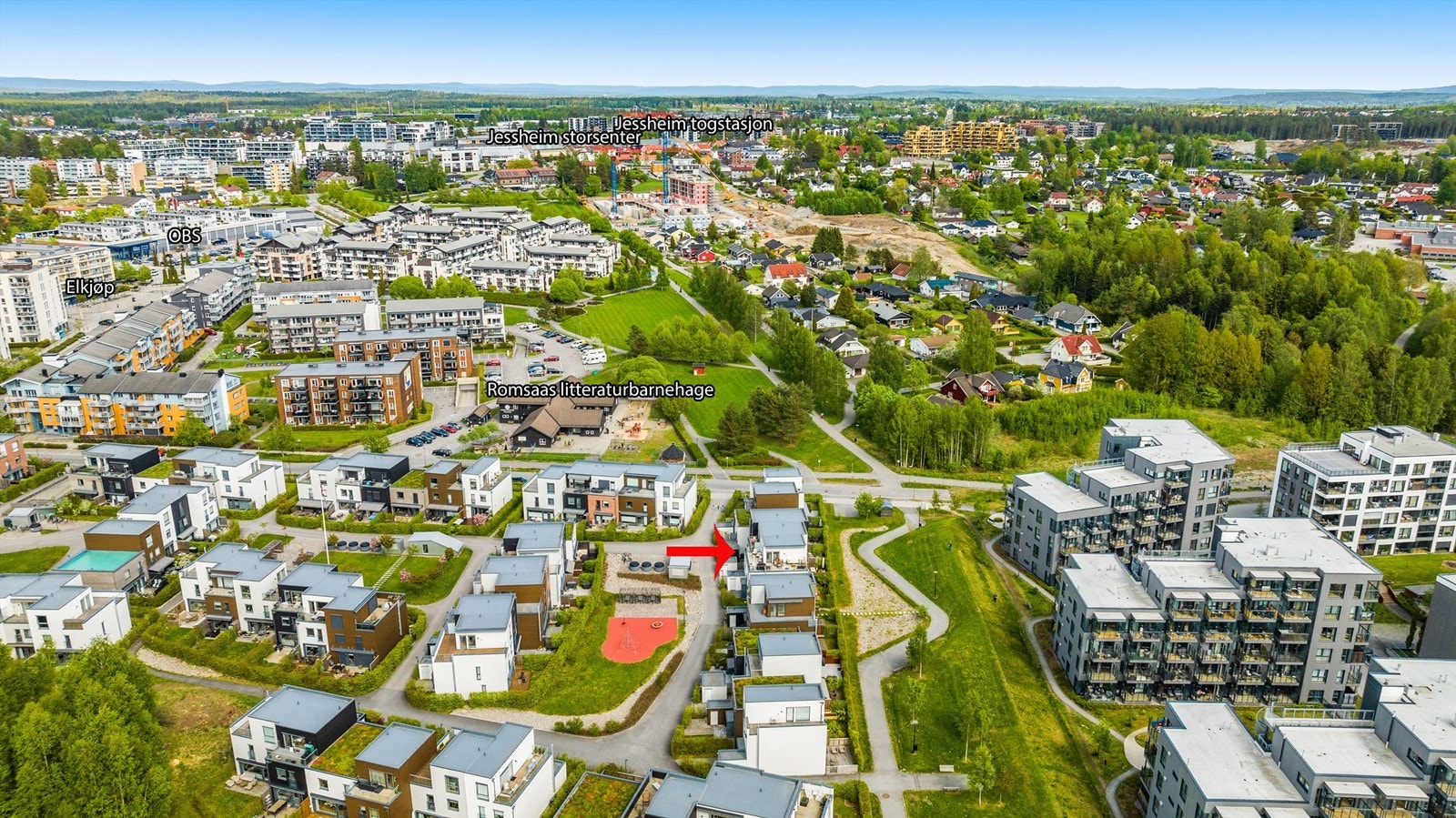 Fra Jessheim stasjon er det hyppige avganger til Oslo og Gardermoen. Reisetiden til Oslo er ca. 37 minutter. Galleribilde