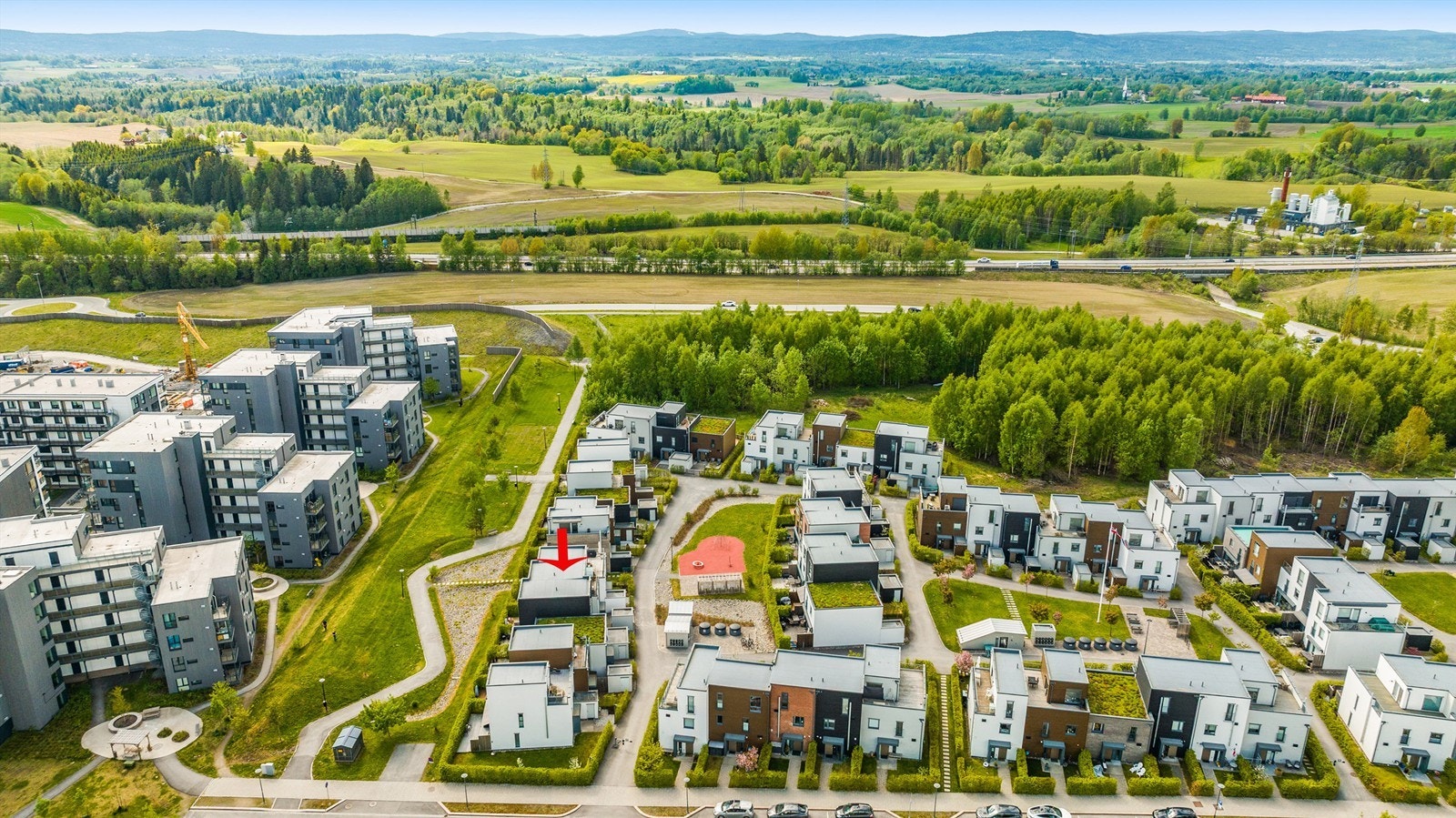 Eiendommen ligger sentralt, men samtidig tilbaketrukket med grønne omgivelser. Galleribilde