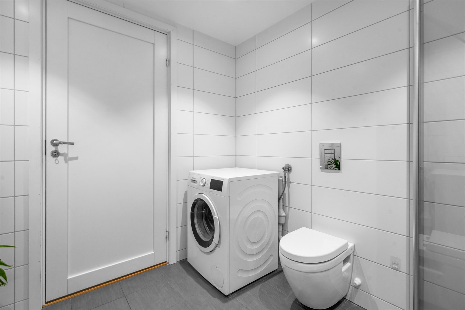 Badet har elektriske varmekabler i gulvet og opplegg for vaskemaskin. Galleribilde