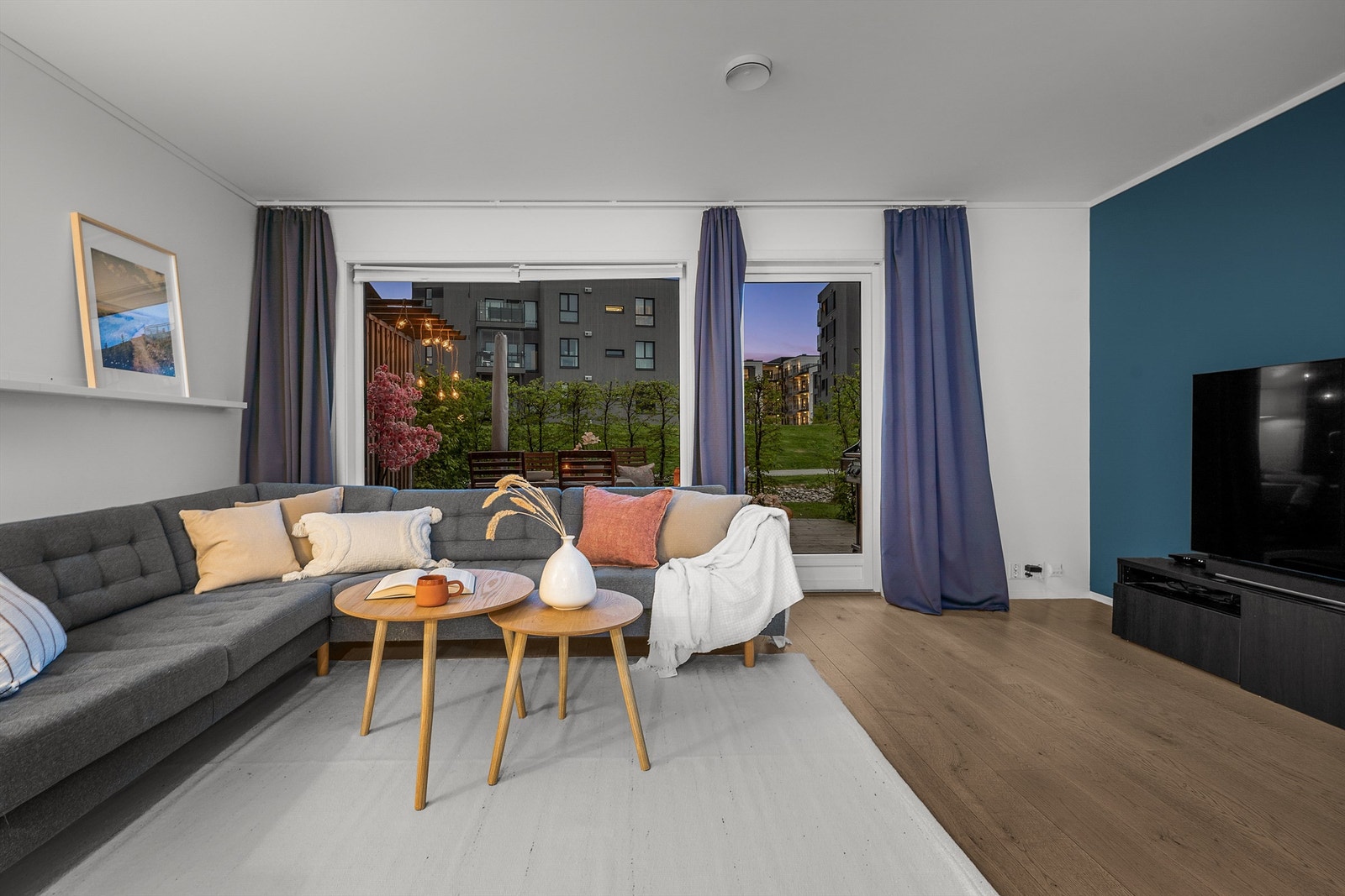 Stuen sett mot uteplassen om kvelden. Galleribilde