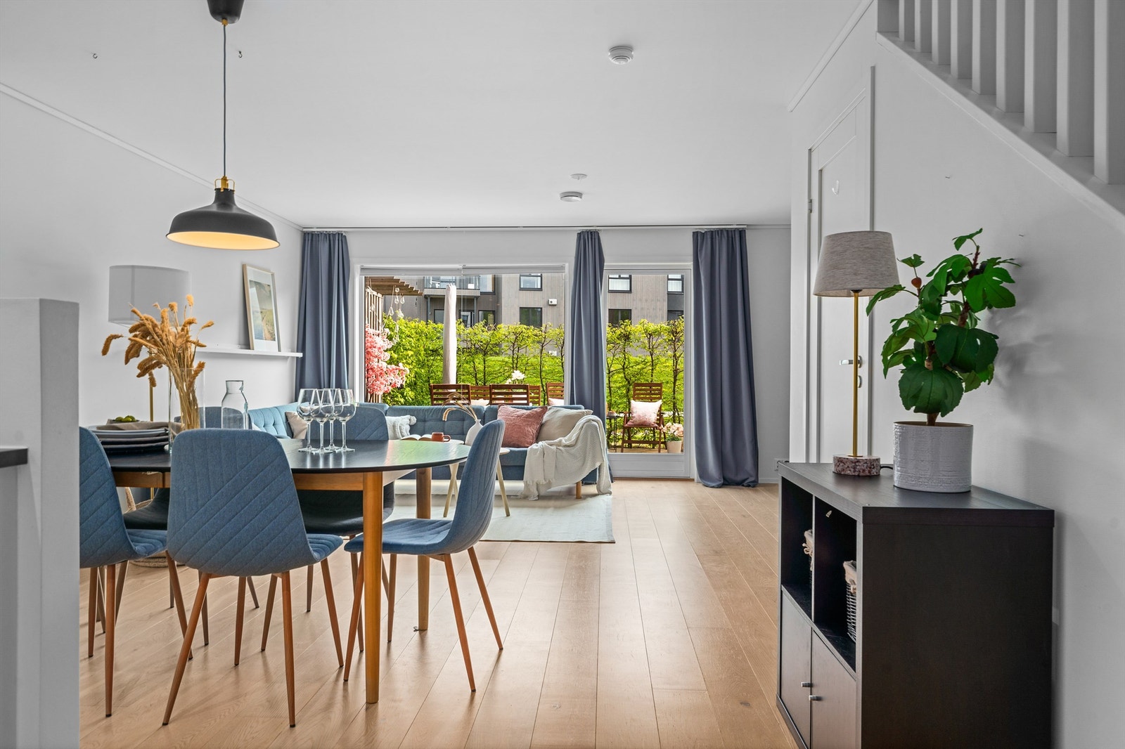 Stuen har god plass til både en romslig sofagruppe og en egen spiseplass. Galleribilde