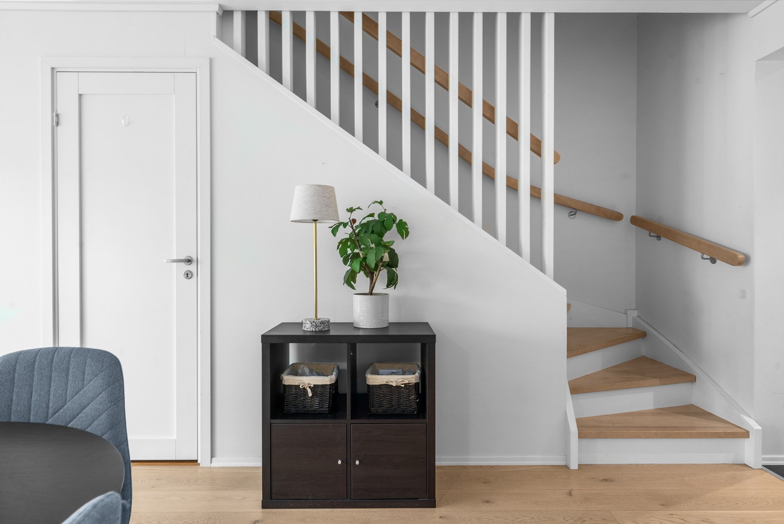 Trapperommet har en smart bod under trappen for ekstra lagringsplass. Galleribilde
