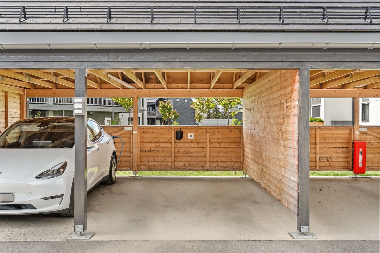 Carport med elbillader. Galleribilde